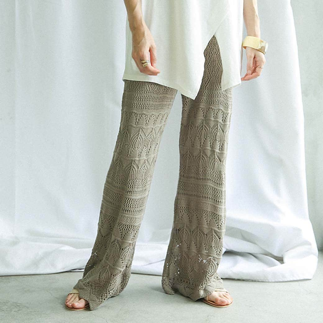 moca さんのインスタグラム写真 - (moca Instagram)「7.23（tue）18:00～ . . STYLE NO . 7726 CROCHET PANTS . . リゾートにデイリーにも大活躍のカギ編みパンツの登場です。 程良く裾に向かって広がる形なので、 脚をキレイに見せてくれるのも嬉しいポイントです。 いつもの着こなしをブラッシュアップしてくれるアイテム◎ 少しゆとりのあるトップスやスリットの入った ワンピースの下に重ねる着こなしもおすすめです！」7月22日 7時59分 - selectmoca