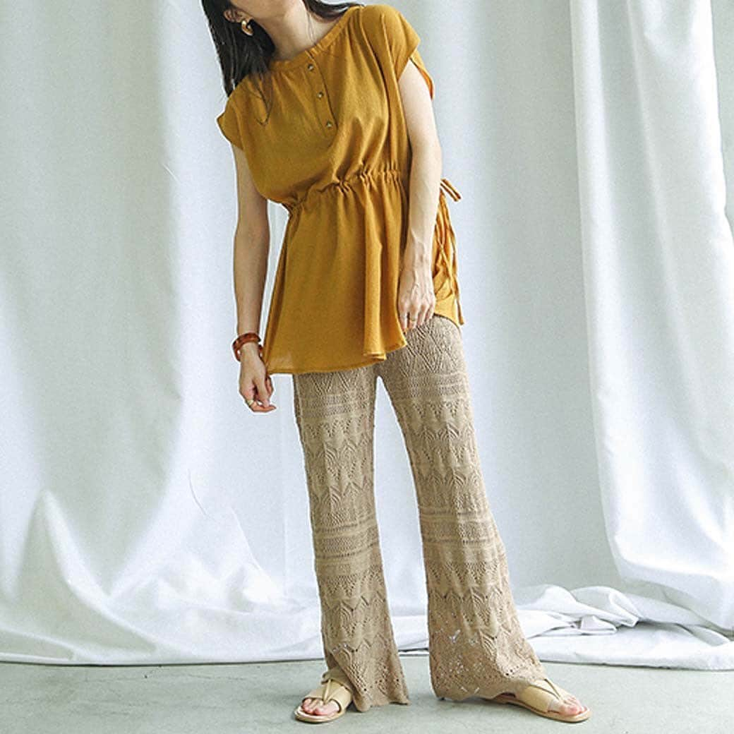 moca さんのインスタグラム写真 - (moca Instagram)「7.23（tue）18:00～ . . STYLE NO . 7726 CROCHET PANTS . . リゾートにデイリーにも大活躍のカギ編みパンツの登場です。 程良く裾に向かって広がる形なので、 脚をキレイに見せてくれるのも嬉しいポイントです。 いつもの着こなしをブラッシュアップしてくれるアイテム◎ 少しゆとりのあるトップスやスリットの入った ワンピースの下に重ねる着こなしもおすすめです！」7月22日 7時59分 - selectmoca