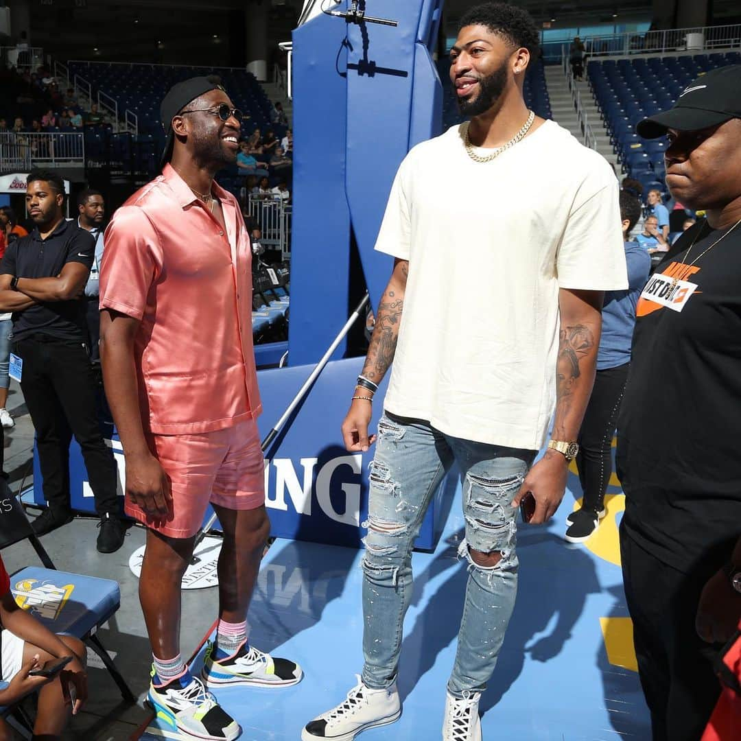 NBAさんのインスタグラム写真 - (NBAInstagram)「@antdavis23 & @dwyanewade at today’s @wnba action in Chicago!」7月22日 8時01分 - nba