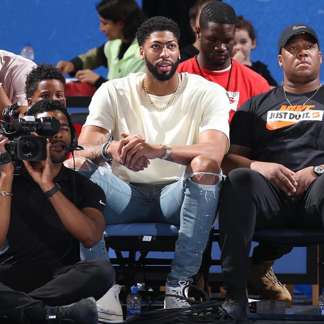 NBAさんのインスタグラム写真 - (NBAInstagram)「@antdavis23 & @dwyanewade at today’s @wnba action in Chicago!」7月22日 8時01分 - nba
