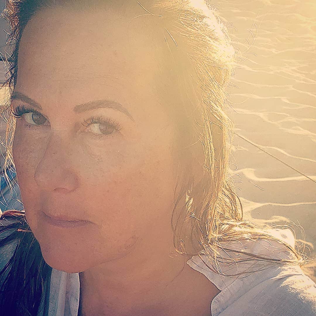 のインスタグラム：「Me after telling 5 big tall dudes on the beach " Aloha, we are picking up all the trash you just left on the beach. We live here. Don't be a tourist and please respect the beach, the ocean, the people" One of the guys apologized, looking like he was 5 so I told him " I know yo mama raised you good" 😁. Hope I made a tiny difference, never know.  #killthemwithkindness #aloha #alohaspirit #doneright #sharealoha #cleanbeach #ocean #islandgirl #wahine #protect #respect #kindness #mahalos #hawaii #eyesonyou #activist #beach #summer #vacation #care」