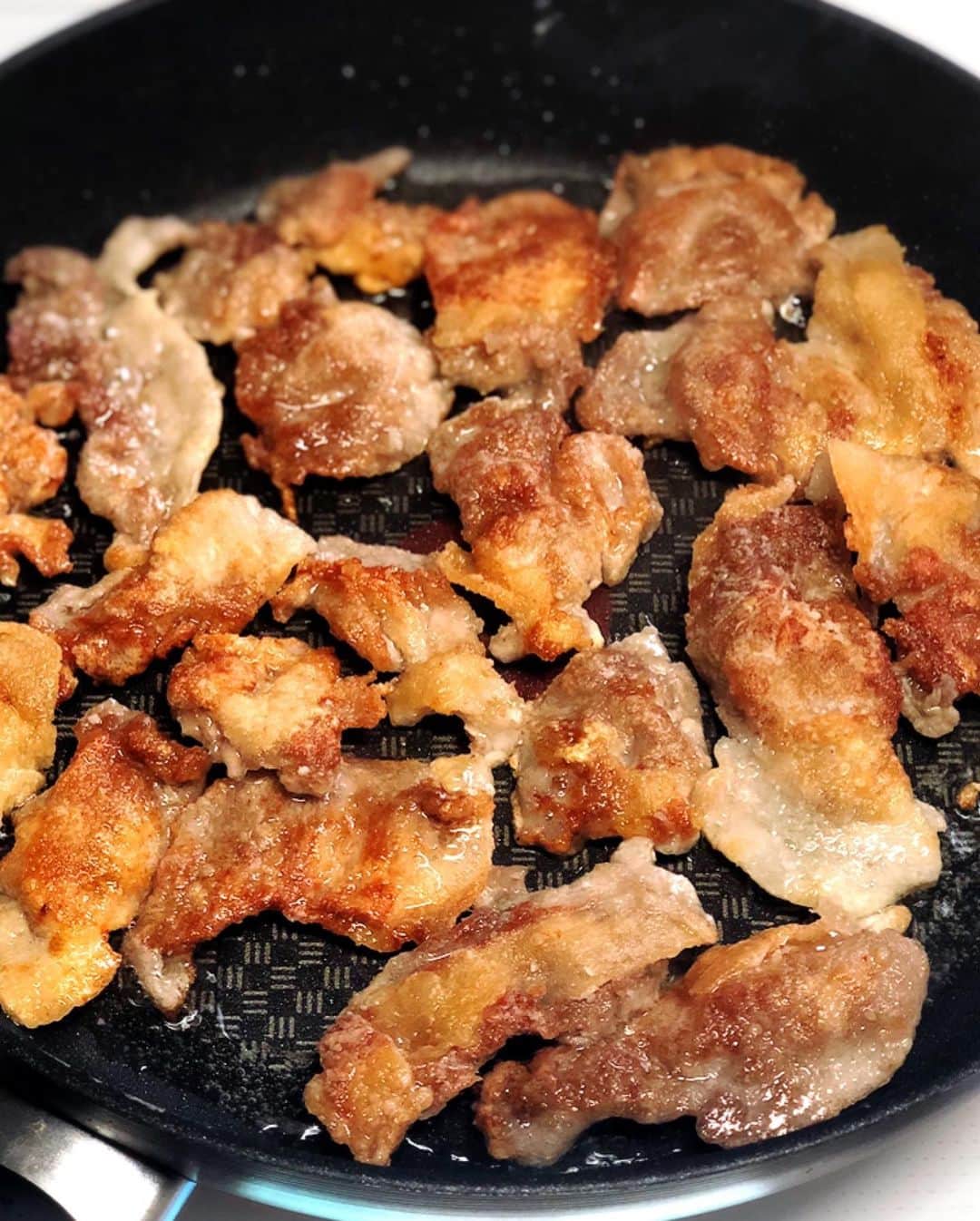 Mizuki【料理ブロガー・簡単レシピ】さんのインスタグラム写真 - (Mizuki【料理ブロガー・簡単レシピ】Instagram)「・ 【レシピ】 ♡香味だれで♡ カリカリ豚のレタス巻き ・ おはようございます(*^^*) 今日ご紹介させていただくのは 豚肉のレタス巻き♩ カリカリに焼いた豚肉をレタスで巻いて 香味だれでいただきます♡  作り方は超簡単(*´艸`) 豚肉は焼くだけ！ たれは混ぜるだけ！ レタスは、、ちぎるだけ(笑) ・ ・ ーーーーーーーーーーーー 【2人分】 豚こま切れ肉...200g 塩こしょう...少々 片栗粉...適量 サラダ油...大3 ●長ねぎ(みじん切り)...10cm分 ●生姜(みじん切り)...1/3かけ ●醤油・酢...各大1.5 ●砂糖...大1 ●ごま油...小1 レタス...適量  1.●を混ぜ合わせて香味だれを作っておく。豚肉を(なるべく)広げて塩こしょうを振り、片栗粉をまぶす。 2.サラダ油を強めの中火で熱したフライパンで、豚肉を両面カリカリになるまで焼く。引き上げて油を切る。 3.器に2とレタスを盛り付け、1の香味だれを添える。レタスに豚肉をのせ、香味だれをかけて(又はつけて)召し上がれ♩ ーーーーーーーーーーーー ・ ・ ブログにはポイントなども書いておりますので よかったらご覧下さいね(*^^*) ・ ・  #ブログ更新しました ・ ・  ブログ(レシピ)はホームのリンクよりご覧下さい↓ @mizuki_31cafe 【Mizuki公式ラインブログ】 https://lineblog.me/mizuki_official/ ・ ・ #カリカリ豚 #香味だれ#さっぱり#豚こま #Mizuki#簡単レシピ#時短レシピ#節約レシピ#料理#レシピ#フーディーテーブル#ブログ#おうちごはん#おうちカフェ#デリスタグラマー#料理好きな人と繋がりたい#料理ブロガー#おうちごはんlover #foodpic#food#follow#cooking#recipe#lin_stagrammer」7月22日 8時23分 - mizuki_31cafe