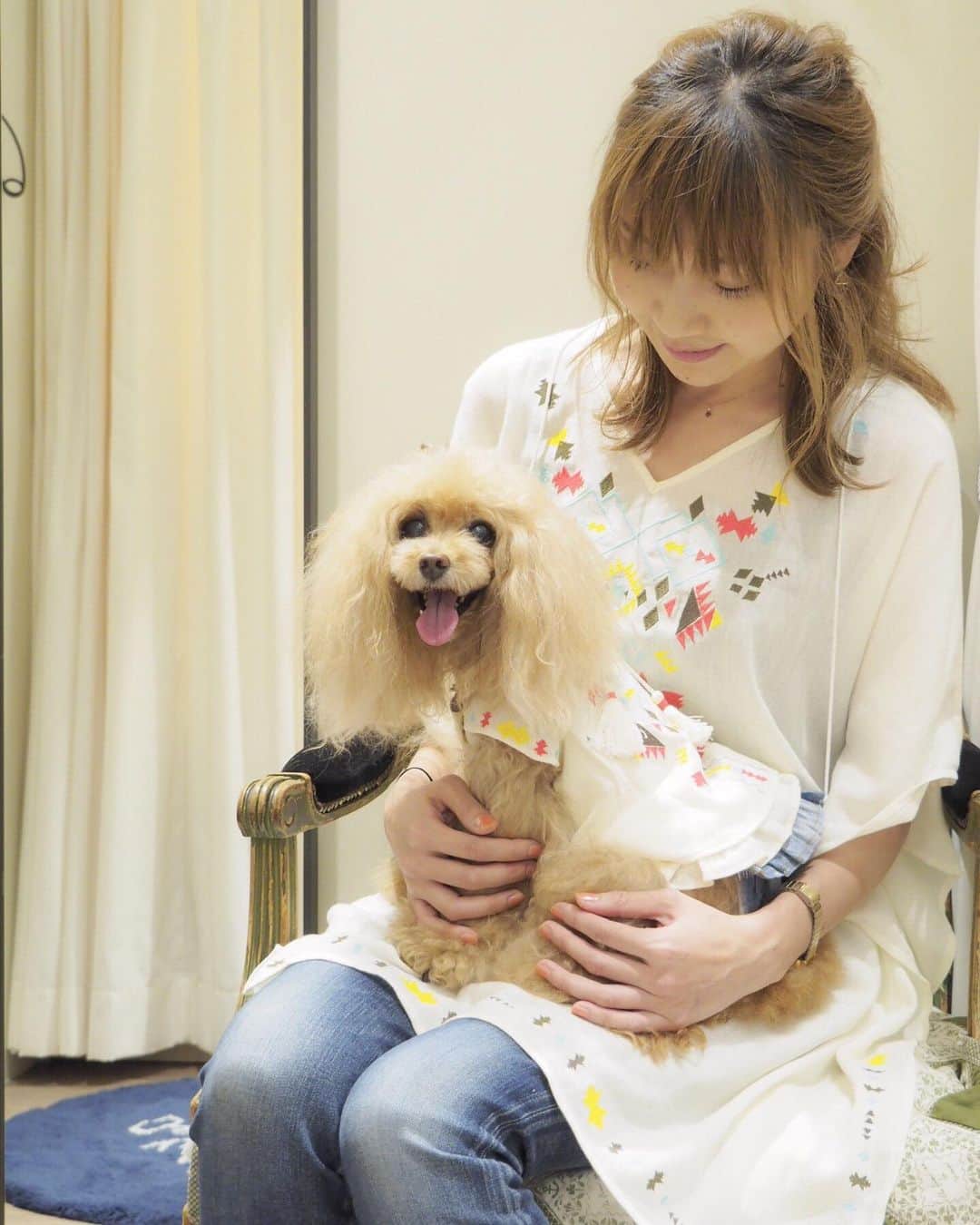 Toypoodle Mikuru?Asakusa Tokyoのインスタグラム：「In マロニエゲート銀座 as know as de wan. . 私は会社帰りによく寄りますが、 みきゅるんはお久しぶりのasさん😊 めっちゃはしゃいで喜んでました🥰 . ❶ お仕事みきゅるん💪🏻 ✅Nエスニック刺繍チュニ。 お色はホワイト/ミント 二色 ママとお揃いもありますよ😍 ❷ 撮影セッティング ❸ 撮影動画 ❹-❼ 恒例？😂 みくるとkさん4コマ劇場 ❽ ミントね ❾ 抱っこ動画 🥰 ➓ オマケの動画😂 鏡に写り込んで慌てる私💦 . なんと、諦めていたドットニコちゃんのカフェマットがあったので、迷わずゲットしました😍 . 日曜日なのに、空いていたので みきゅるんはスタッフさん全員独り占めして喜んでました😆😆😆 . 20190721 Sunday. . #asknowasdewanマロニエゲート #第17期ppモデル #第17期ppgirl @asknowas_dewan_official  #みくるんとkさん4コマ劇場」