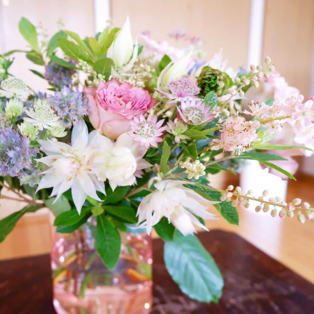 岡本静香さんのインスタグラム写真 - (岡本静香Instagram)「そろそろ太陽浴びたいなー。曇り空が続いても、部屋に花があると💐晴れを感じられるのよ。  幸也とタケちゃんがくれた花束。 この白いお花、セルリアを見た瞬間に静香っぽい！と思って、セルリア中心に花束を作ってくれたんだって✨ 嬉しい。 そうゆうお花の選び方、いいな、真似しよう。」7月22日 8時44分 - shizucat