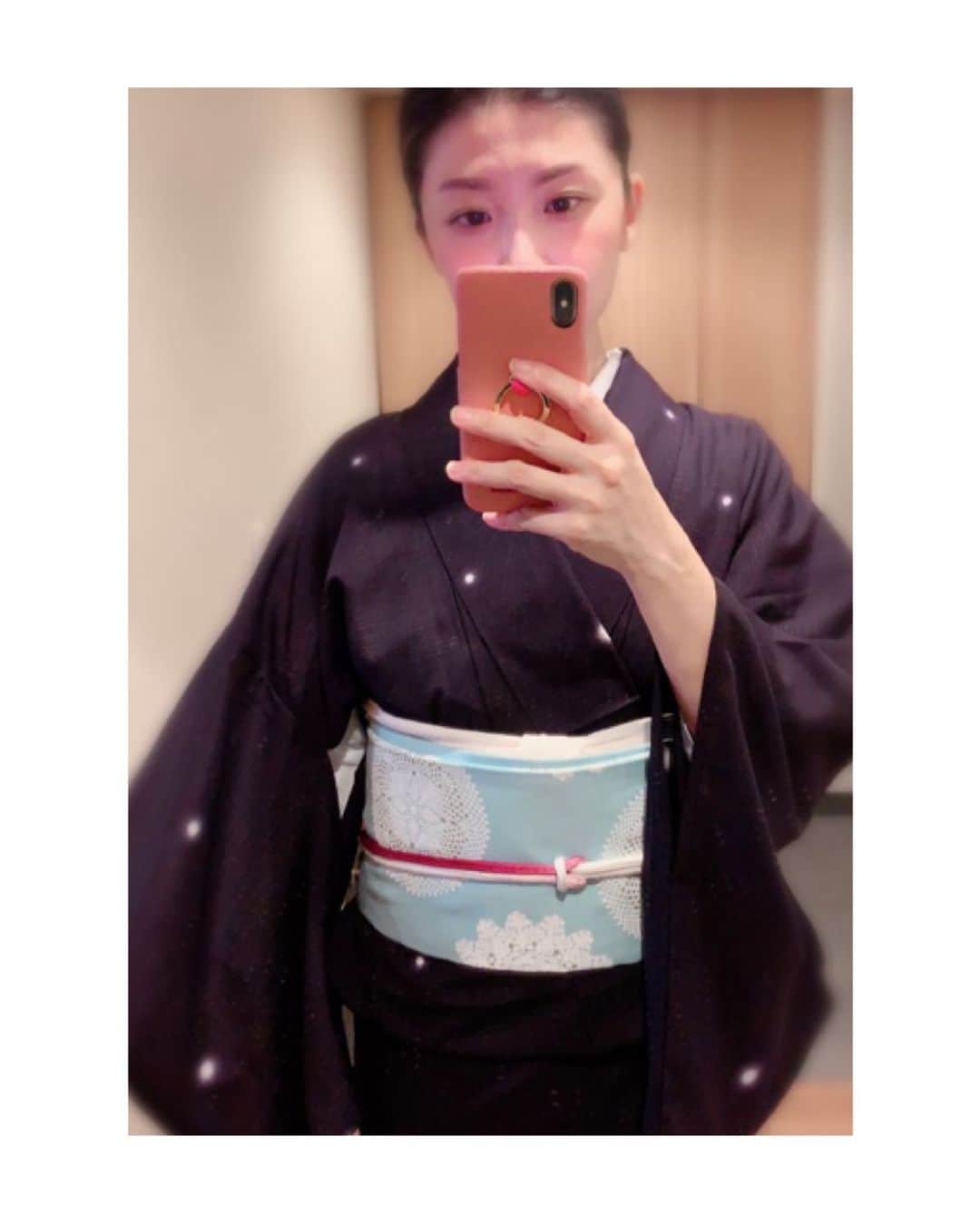 川村亜紀さんのインスタグラム写真 - (川村亜紀Instagram)「私にしては珍しく濃いお色のお着物。 夏なので暗めのお色で涼しげに🎐 帯はレース柄です。  #歌舞伎 をはじめ #お着物 や #日本の伝統 が長く守られ受け継がれますように。 #kimono #kimonocordinate #japanesekimono #japanesetradition #beautifultradition #lovekimono  #instakimono  #お着物 #お着物コーディネイト #日本の伝統 #守るべきもの #帯とお着物 #帯締めと帯揚げ #お草履とバッグ #帯留め #組み合わせが楽しい  #着物屋くるり さん #京都一加 さん #きねや さん #亜紀の和装記録」7月22日 8時51分 - _aki1015_