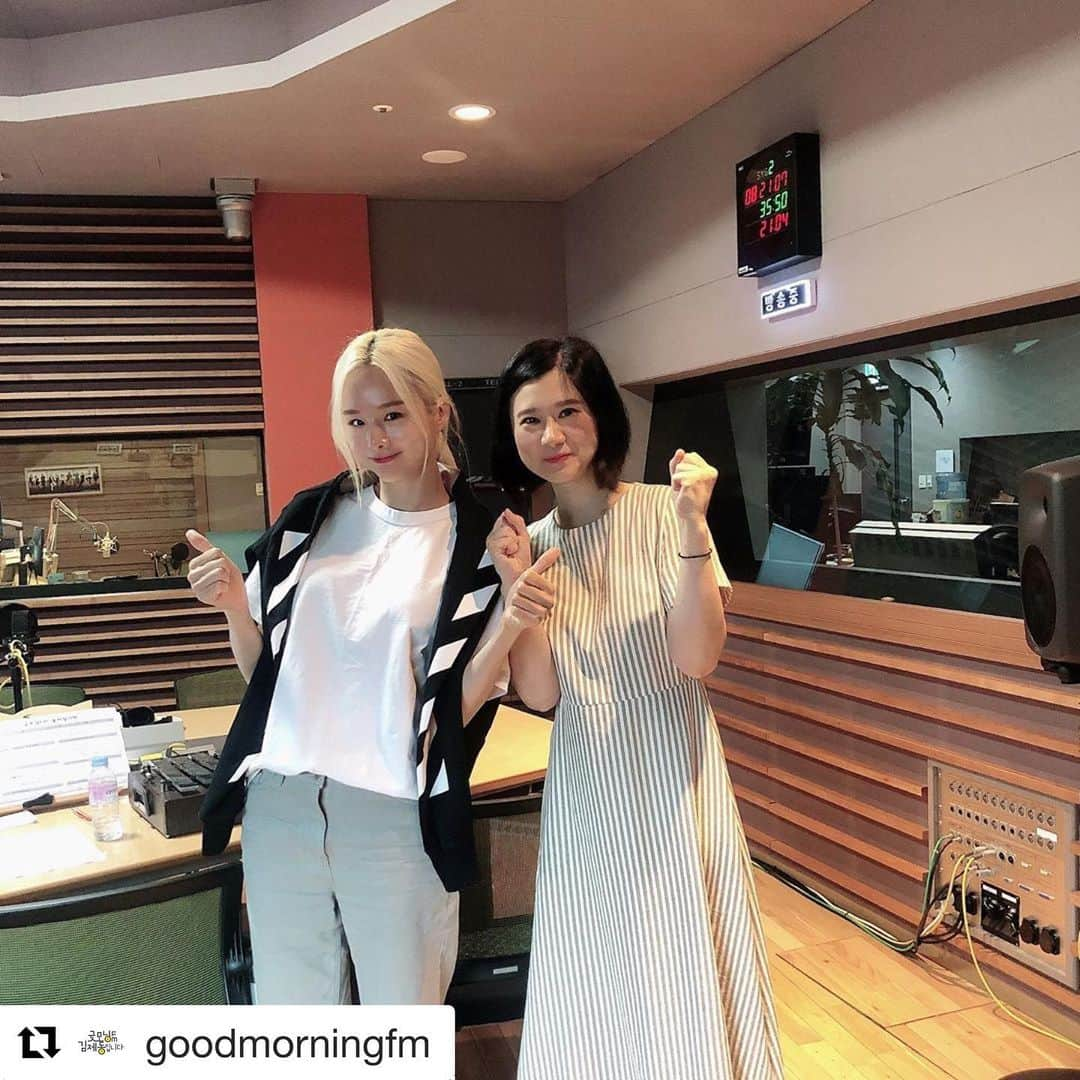 EXIDのインスタグラム：「#Repost @goodmorningfm ・・・ ⠀ 굿모닝FM에 두 요정이 살고있다!!🧝‍♀️🧝‍♀️ 솔디와~ 아요 김유리 리포터~ 이 조합 또 꿀 조합❣️ _ #굿모닝FM솔지입니다 #솔지 #솔디 #아요뉴스 #아요 #김유리 #우리_아요_역시_케미_요정」