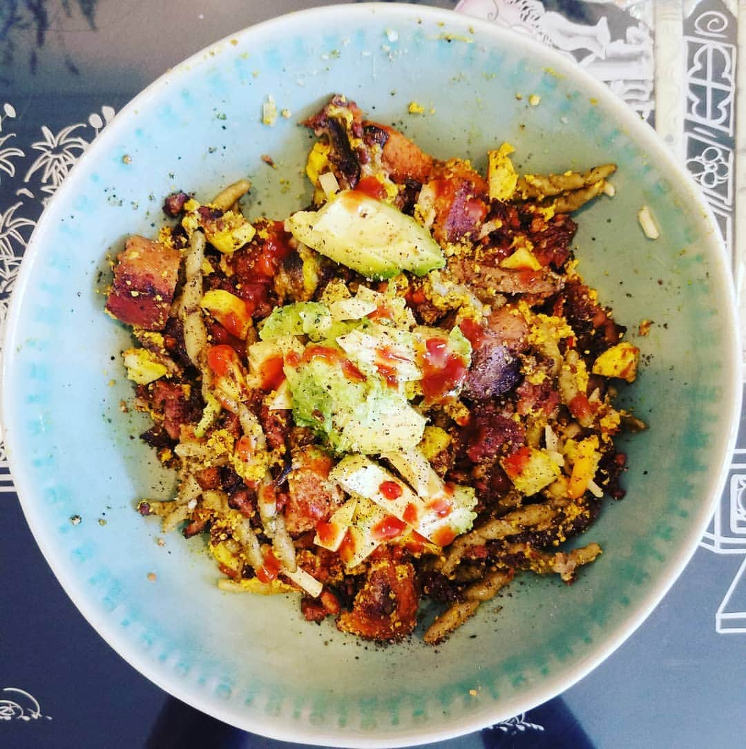 ガソリングラマーさんのインスタグラム写真 - (ガソリングラマーInstagram)「VEGAN SAUSAGE PESTO TROFIETTE SQUASH MUSHROOM AVOCADO CHEESE EGG SCRAMBLE 🥚🥑🍄🍳🧀🌶🌿🍝🌭 #GASOLINEKITCHEN ADVENTURES  @sperofoods #veganegg #SCRAMBLIT @imperfectproduce #AVOCADO #shiitakemushrooms  @mountainroseherbs smoked black pepper chili flakes kiawe smoked salt  @beyondmeat #beyondsausage #vegansausage  @seggianolovesfood #pesto #trofiette #GASOLINEGARDEN #YELLOWSQUASH @VIOLIFE #MOZZARELLASHREDS #VEGANCHEESE  @fixhotsauce #sriracha via @vegancuts #vegan #vegansofIG #veganaf #vegansofinstagram #veganfood #whatveganseat #instavegan  #sperofoods  #imperfectproduce  #MOUNTAINROSEHERBS  #beyondmeat  #seggiano #violife  #fixhotsauce #vegancuts @gasolineglamour  #GASOLINEGLAMOUR」7月22日 8時56分 - gasolineglamour