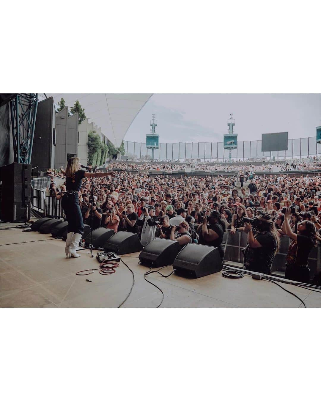 Alternative Pressさんのインスタグラム写真 - (Alternative PressInstagram)「warped tour, i’d bend over backwards for you! @thejulietsimms 📸 @aaronberkshireofficial」7月22日 8時58分 - altpress