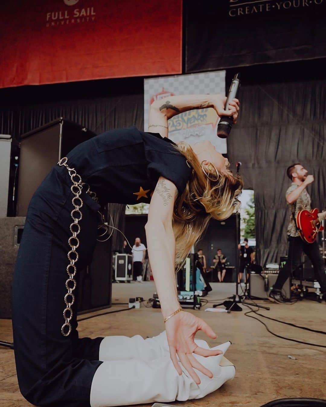 Alternative Pressさんのインスタグラム写真 - (Alternative PressInstagram)「warped tour, i’d bend over backwards for you! @thejulietsimms 📸 @aaronberkshireofficial」7月22日 8時58分 - altpress