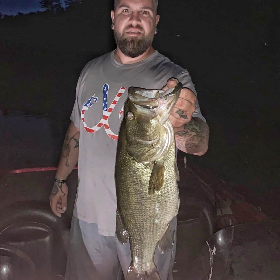 Filthy Anglers™さんのインスタグラム写真 - (Filthy Anglers™Instagram)「Who says you cant catch big fish when the temps and humidity are over 100 degrees. You just have to know what you’re doing like I good old friend Josh @big_zem_23 from Massachusetts. The fish are getting bigger but he’s getting skinnier, start calling ya “Skinny Z” bud! He landed this 6.4lb bass chucking a jig from @radfishlures the other night. Well done buddy, you are Certified Filthy www.filthyanglers.com  #fishing #bassfishing #bigbass #mlf #basspro #angler #filthyanglers #nature #outdoors #bigfish #largemouthbadd」7月22日 9時01分 - filthyanglers