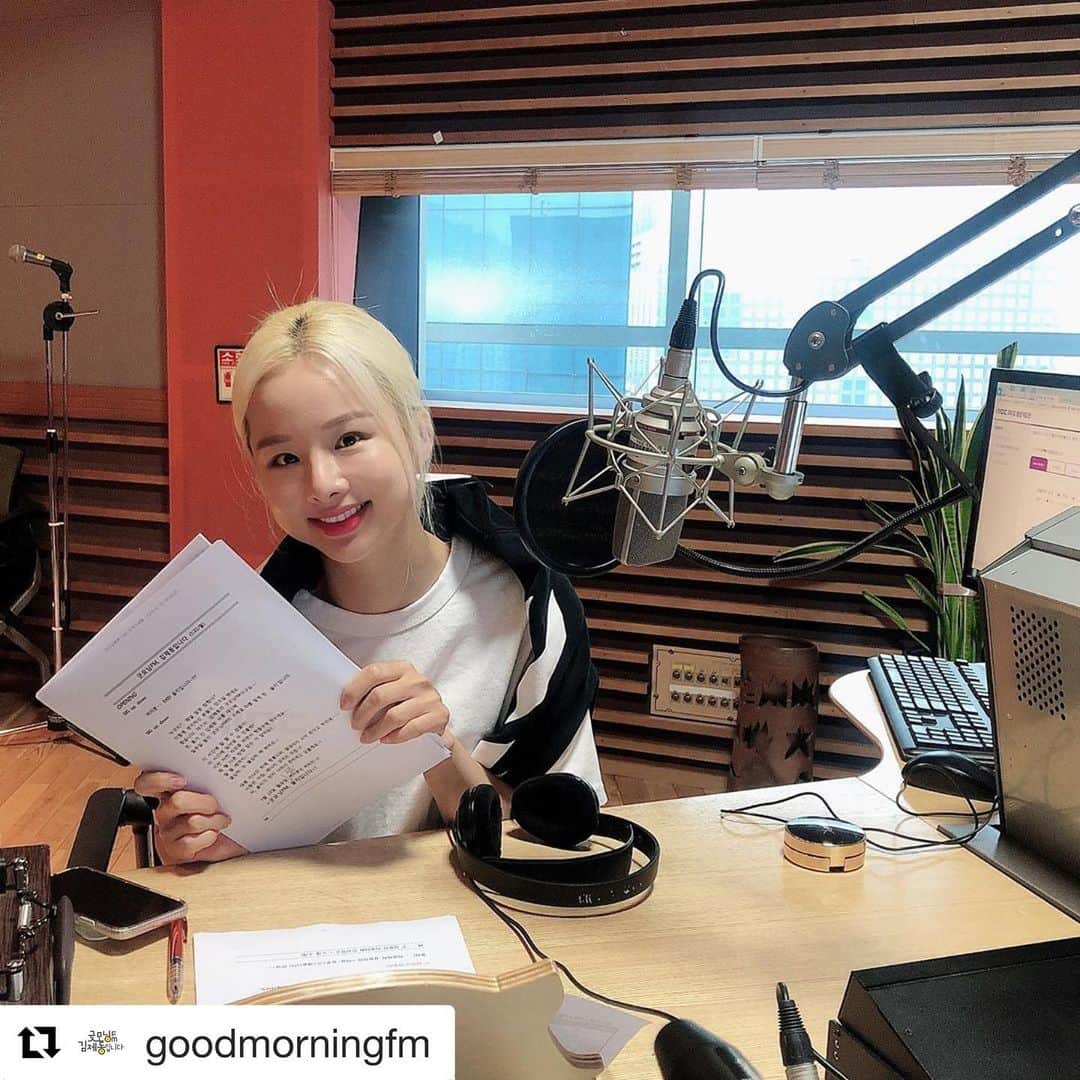 EXIDさんのインスタグラム写真 - (EXIDInstagram)「#Repost @goodmorningfm ・・・ ⠀ 휴가간 동디를 대신해~ 이번주!! 굿모닝FM을 책임질 스폐셜DJ 솔지!! ⠀ 생방 30분 전~ 스튜디오 도착해서 목 푸시는 중!! ⠀ 잠시 후, 7시에 만나요 👋 _ #굿모닝FM솔지입니다 #솔지 #EXID #스폐셜DJ #이번주_잘_부탁드려요❤️」7月22日 9時01分 - exidofficial