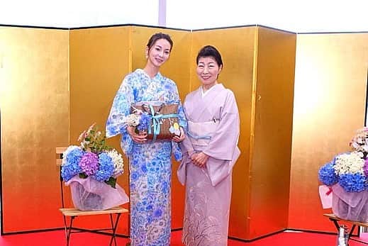LISA minemuraさんのインスタグラム写真 - (LISA minemuraInstagram)「🌹 昨日はあじさいの似合う浴衣美人コンテストに参加🤗💠💓 ✧ 会場の『天狗の館』には、約10000株のあじさいが🐰💕💭 あじさいとの写真は @nagano_lisa に載せていきます👀💠✨ ✧ 着物好きな私ですが、ありがたい事に『たちばな賞』を頂きました⭐️✨😃 他の参加者の方、見た目も内面も素敵な皆さんで楽しかった😭💓 ✧ たちばなのよね子先生📷🌈 ありがとうございました👼💕 🌹#飯綱町 #天狗の館 #浴衣コンテスト #たちばな #浴衣 #着物 #紫陽花 #셀스타그램 #얼스타그램 #카메라 #촬영 #ヘアカラー  #ヘアスタイル #アッシュベージュ  #ベージュブラウン #エクステ #カラコン  #メイク #ドレス #長野 #長野市 #権堂 #ドレスショップ #りーみ #長野モデル #長野市モデル #長野県モデル #信州着物女子」7月22日 9時12分 - lisa.minemura