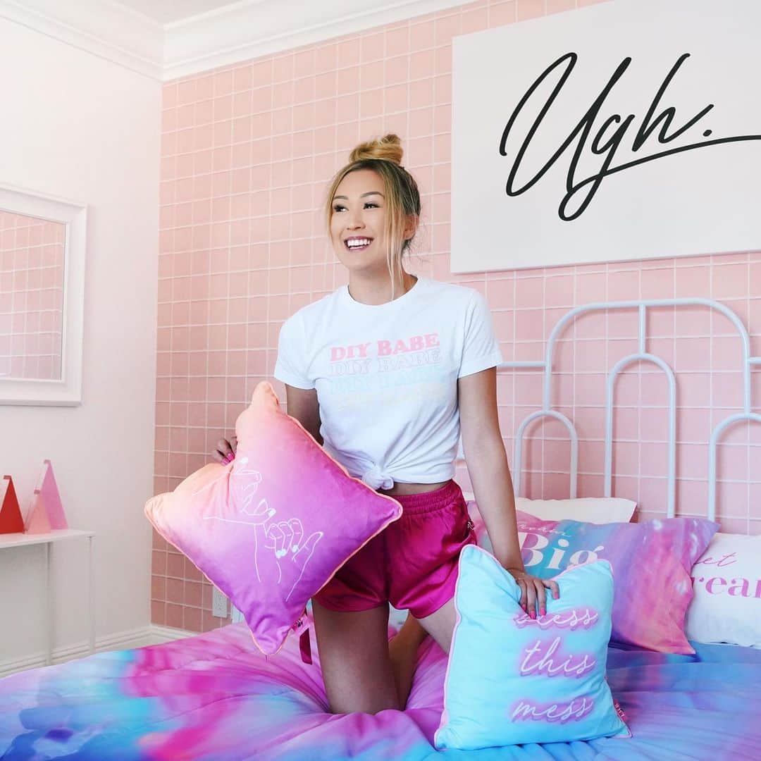 Lauren Riihimakiさんのインスタグラム写真 - (Lauren RiihimakiInstagram)「introducing... the LAURDIY BEDDING LINE!!!!! 💗🌈😭✨🙌🏻 I’ve admittedly had a pillow problem forever, and love all things comfy cozy 🥰 new vid is up doing an epic DIY room makeover ft the new comforter + pillows + blanket!!! I’ve been working on this in secret for the past year and am SooOoOoO excited to finally share this with u!!! link in bio to shop 💗💗💗」7月22日 9時04分 - laurdiy