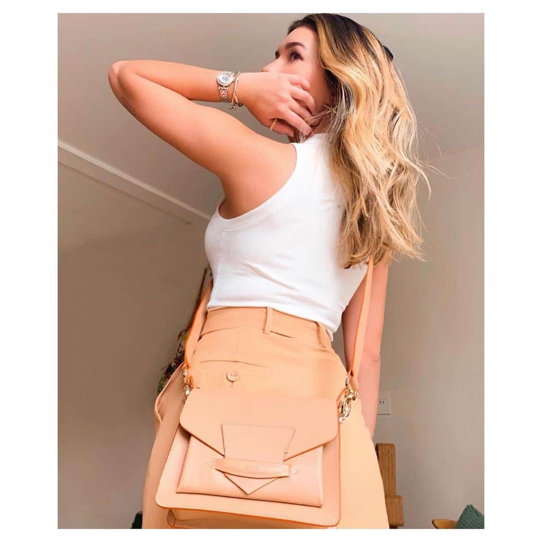 Schutzのインスタグラム：「SUNDAY MUST-HAVE 💛 #palomahandbag #schutzhandbags」