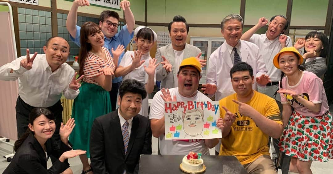 高井俊彦さんのインスタグラム写真 - (高井俊彦Instagram)「【西梅田モロ誕生日祝い&だんじり新喜劇✨】 昨日はー。 諸見里の誕生日でした✋ 青野さん、安尾さんと相談して今週のメンバー劇場スタッフのみんなにも協力をしてもらってエンディングでお祝いすることに😃✌️ 諸見里リーダーの今回も面白い新喜劇は今日までですよ‼️ 夜はー。 なんばグランド花月で毎年恒例『だんじり新喜劇』🎶 はじめさん座長の度ドタバタ過ぎるアットホーム新喜劇は今年も盛り上がりました🙌  こんな時ですが現場は笑いに包まれてます⤴️⤴️⤴️」7月22日 9時21分 - takai_toshihiko