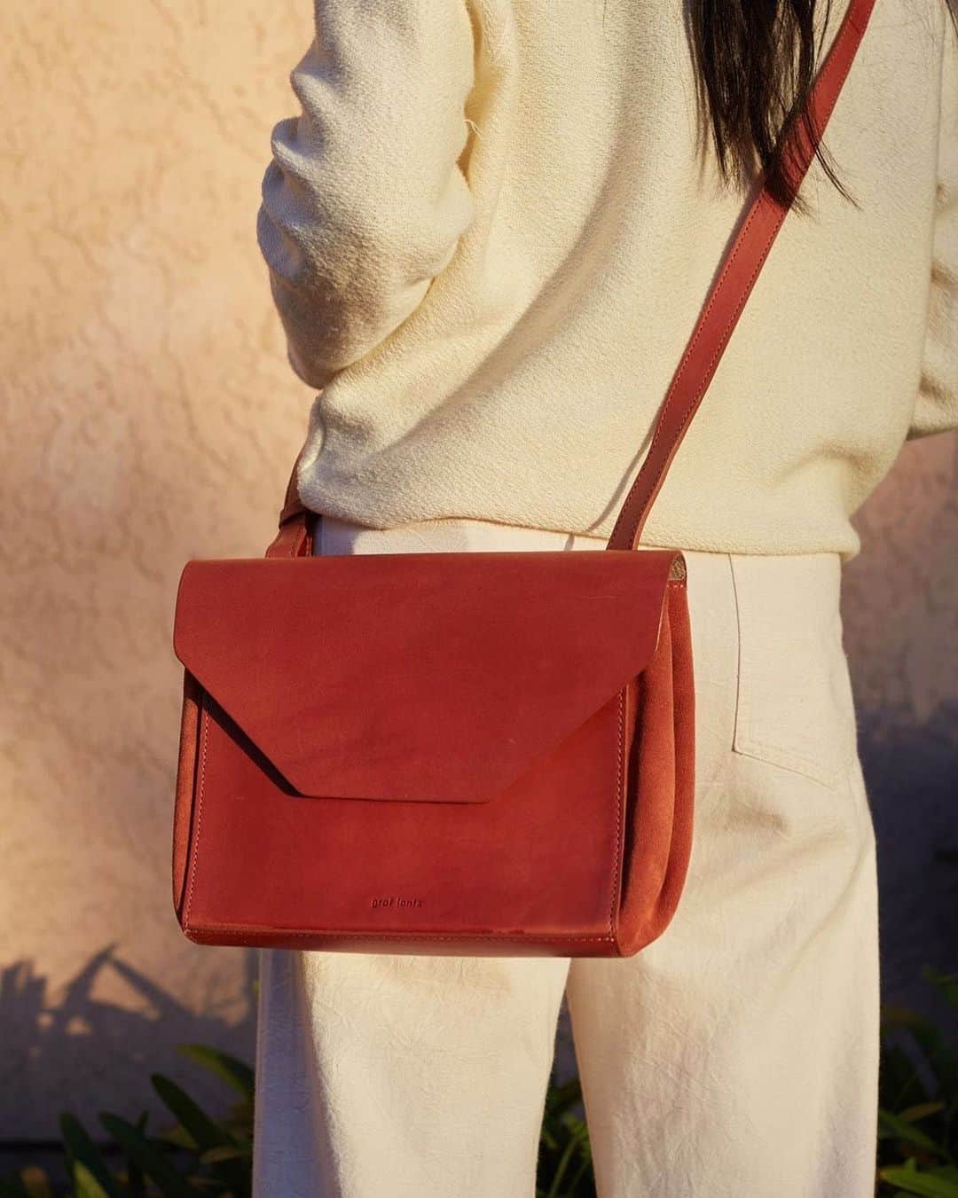 グラフ&ランツのインスタグラム：「The Cecil our highly functional, easy to wear crossbody ✨🧡」