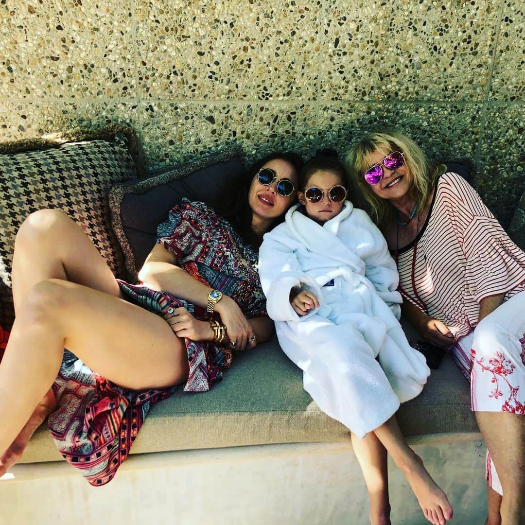 シャロン・ストーンさんのインスタグラム写真 - (シャロン・ストーンInstagram)「Ladies by the pool #shessoboss」7月22日 9時17分 - sharonstone