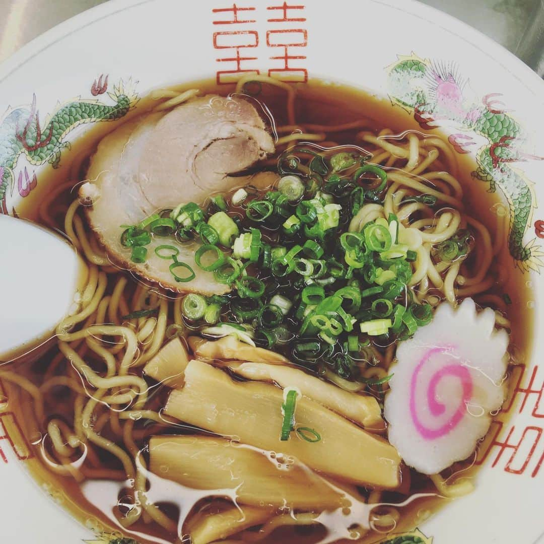 後藤正文さんのインスタグラム写真 - (後藤正文Instagram)「地元静岡のラーメン。駅のホームにある富士見そば。美味しい。美味しさの半分は思い出でできてるけどね。 静岡またねー。」7月22日 9時18分 - gotch_akg