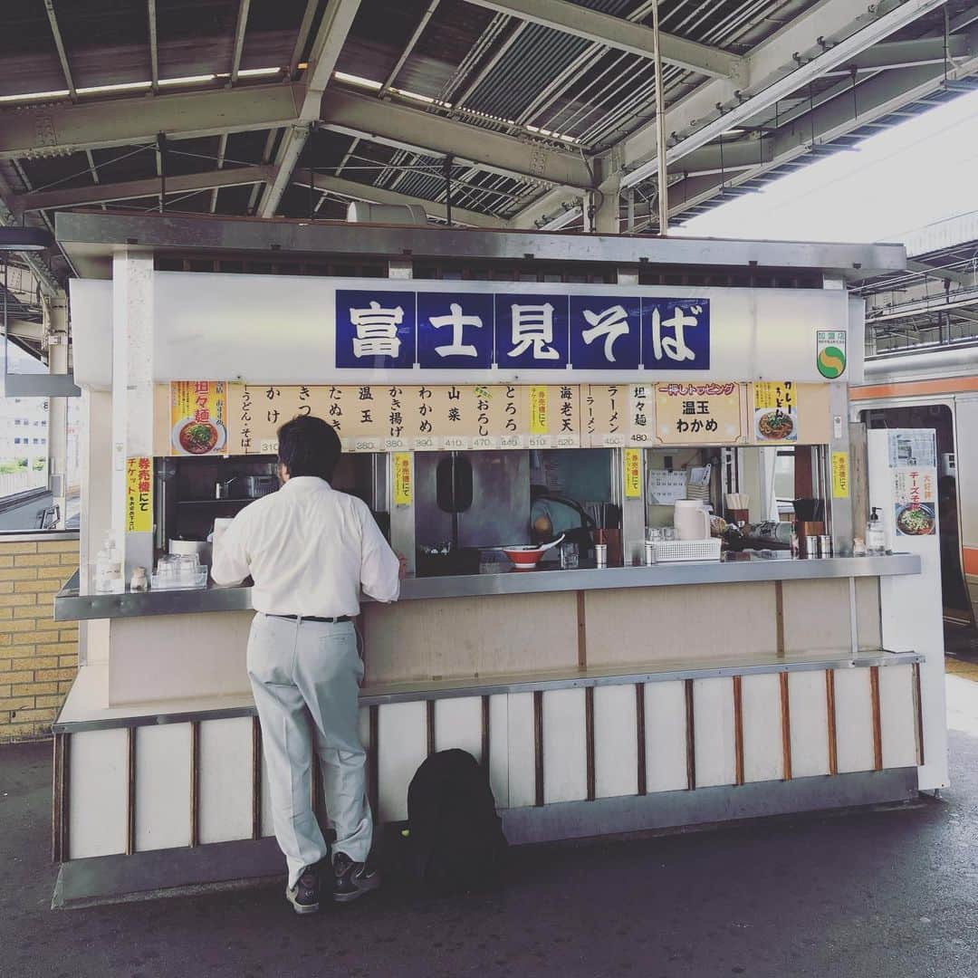 後藤正文さんのインスタグラム写真 - (後藤正文Instagram)「地元静岡のラーメン。駅のホームにある富士見そば。美味しい。美味しさの半分は思い出でできてるけどね。 静岡またねー。」7月22日 9時18分 - gotch_akg