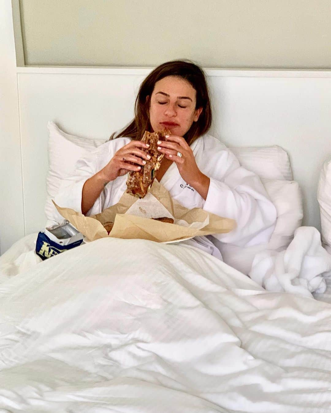 リア・ミシェルさんのインスタグラム写真 - (リア・ミシェルInstagram)「Weekend MOOD 🙌🏻 (this photo is actually from the morning after my wedding! Caprese sandwich for breakfast! Yup!) 😂」7月22日 9時22分 - leamichele