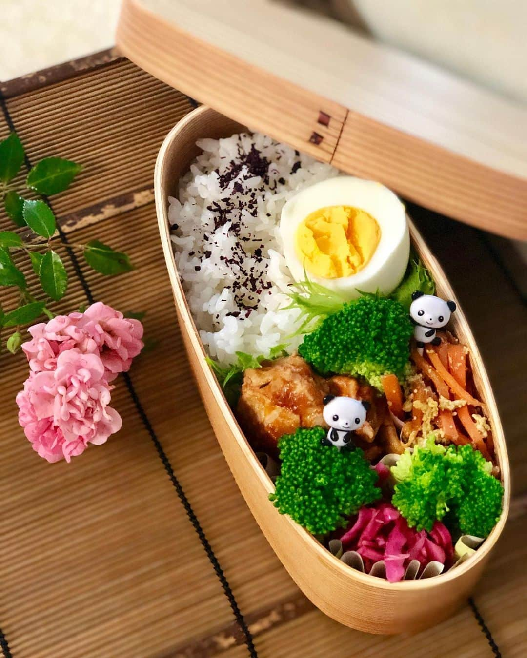 藤田りえさんのインスタグラム写真 - (藤田りえInstagram)「娘ちゃんのお弁当。パンダがチラッチラッ 笑 ﻿ ＊鶏肉のトマト煮込み﻿ ＊にんじんしりしり﻿ ＊紫キャベツの梅酢&甘酢漬け﻿ ＊ゆで卵﻿ ﻿ #藤田りえ﻿ #アナウンサー﻿ #フリーアナウンサー #お弁当 #お弁当部 #お弁当作り #お弁当記録 #中学女子弁当 #弁当女子 #曲げわっぱ #曲げわっぱ弁当 #お昼が楽しみになるお弁当  #お弁当pic  #bento  #obento  #bentobox  #lunchbox  #弁当スタグラム  #bentostagram ﻿ ﻿」7月22日 9時24分 - rie_fujita.ana