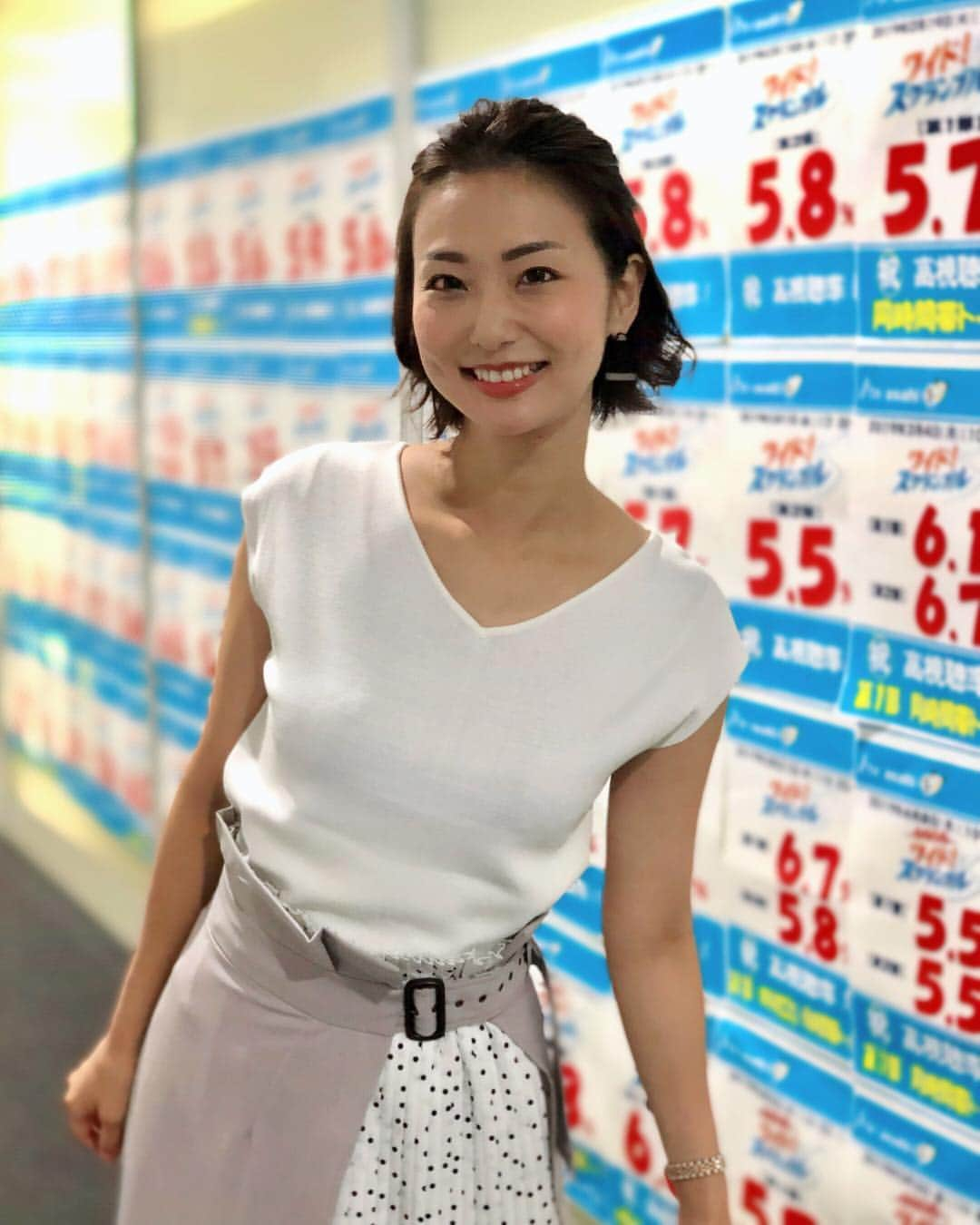 本間智恵さんのインスタグラム写真 - (本間智恵Instagram)「﻿ ﻿ おはようございます！﻿ 今週も頑張っていきましょ〜🙌﻿ ﻿ 今日はこのあと10:25〜から﻿ 「大下容子 ワイド！スクランブル」﻿ ランキングコーナー担当です。﻿ ﻿ #ootd﻿ #Tops & #Skirts... #TRUDEA﻿ #Earrings... #OSEWAYA﻿ ﻿ スカートは二重構造！ちらり。﻿ 白×黒ドットのプリーツスカートに、ベルト付きのグレージュスカートを重ねてます😉﻿ ﻿ #テレビ朝日 #アナウンサー #本間智恵 #ワイドスクランブル #衣装 #アナウンサー衣装 #ドットスカート #プリーツスカート #2WAYスカート #ロングスカート #Vネックニット #ブラックピアス」7月22日 9時31分 - chiehonma