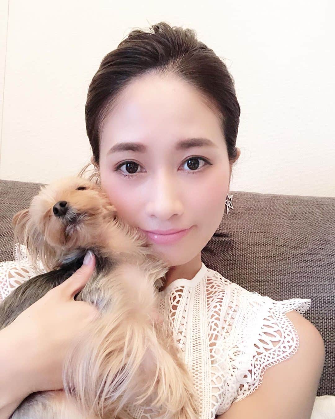KAORI.OMURA 大村香織さんのインスタグラム写真 - (KAORI.OMURA 大村香織Instagram)「久々のおはヨーキー👸 寝坊してしまった💦 ・ 最近なんだが、大人になったなぁ〜と少し寂しく思う飼い主です😢 @hime.yorkie ・ さて月曜日が始まりましたね！ ・ お仕事の方1週間頑張りましょう☺︎ ・ #おはヨーキー#おはよう#ポケットヨーキー#ヨークシャテリア#極小ヨーキー#かわいい#家族#アラフォー#アラフォーライフ#fun#愛犬#姫#ヨークシャー #yorkshireterrier #yorkie #ヨークシャテリア大好き #gm#instadog🐶 #フリーランス#起業女子#月曜日#梅雨明けまだかな#グルテンフリー生活#グルテンフリーにしてからお肌の調子がいい#ホルモンバランス 崩れてる時期なのに」7月22日 9時36分 - kaori.omura