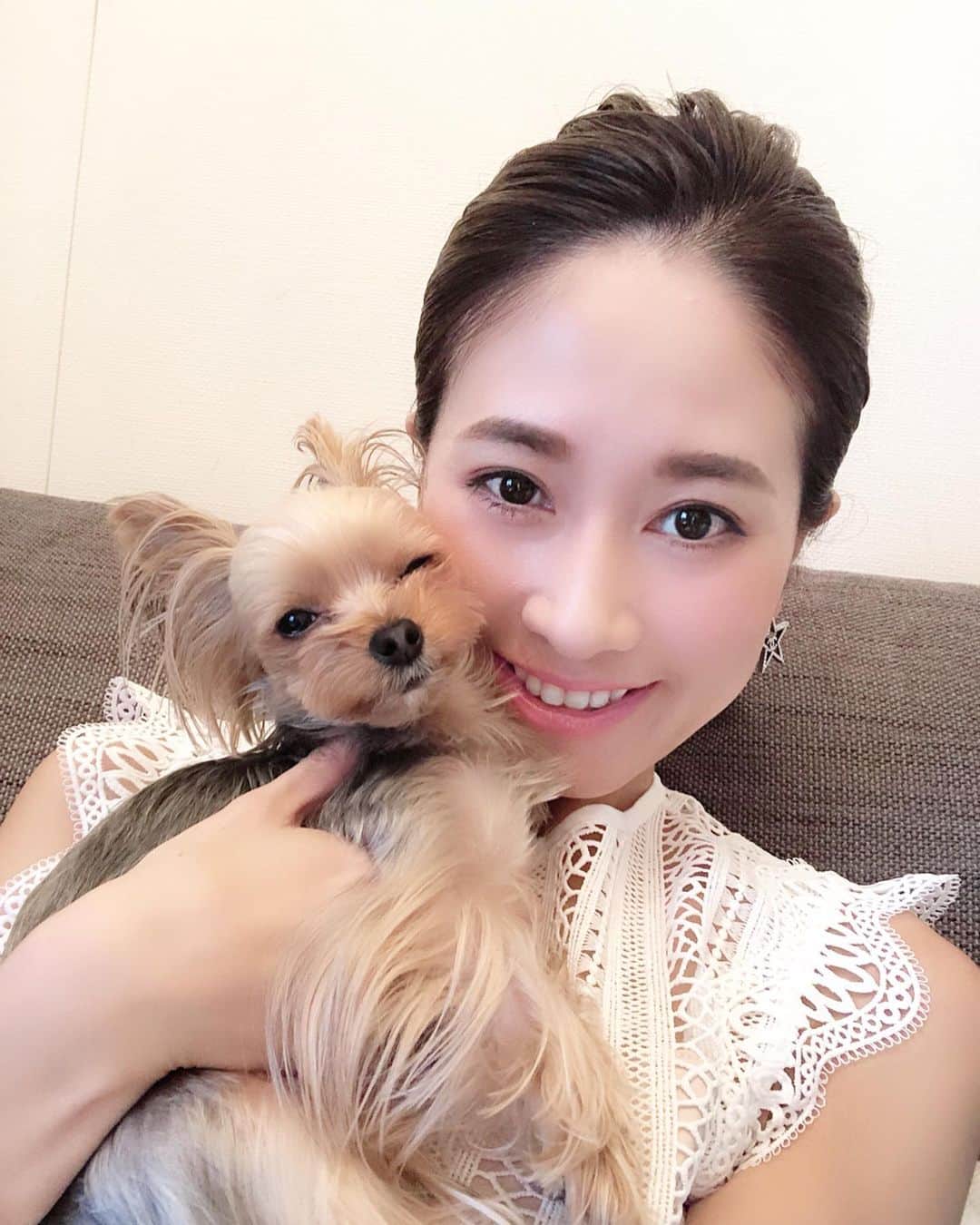 KAORI.OMURA 大村香織さんのインスタグラム写真 - (KAORI.OMURA 大村香織Instagram)「久々のおはヨーキー👸 寝坊してしまった💦 ・ 最近なんだが、大人になったなぁ〜と少し寂しく思う飼い主です😢 @hime.yorkie ・ さて月曜日が始まりましたね！ ・ お仕事の方1週間頑張りましょう☺︎ ・ #おはヨーキー#おはよう#ポケットヨーキー#ヨークシャテリア#極小ヨーキー#かわいい#家族#アラフォー#アラフォーライフ#fun#愛犬#姫#ヨークシャー #yorkshireterrier #yorkie #ヨークシャテリア大好き #gm#instadog🐶 #フリーランス#起業女子#月曜日#梅雨明けまだかな#グルテンフリー生活#グルテンフリーにしてからお肌の調子がいい#ホルモンバランス 崩れてる時期なのに」7月22日 9時36分 - kaori.omura