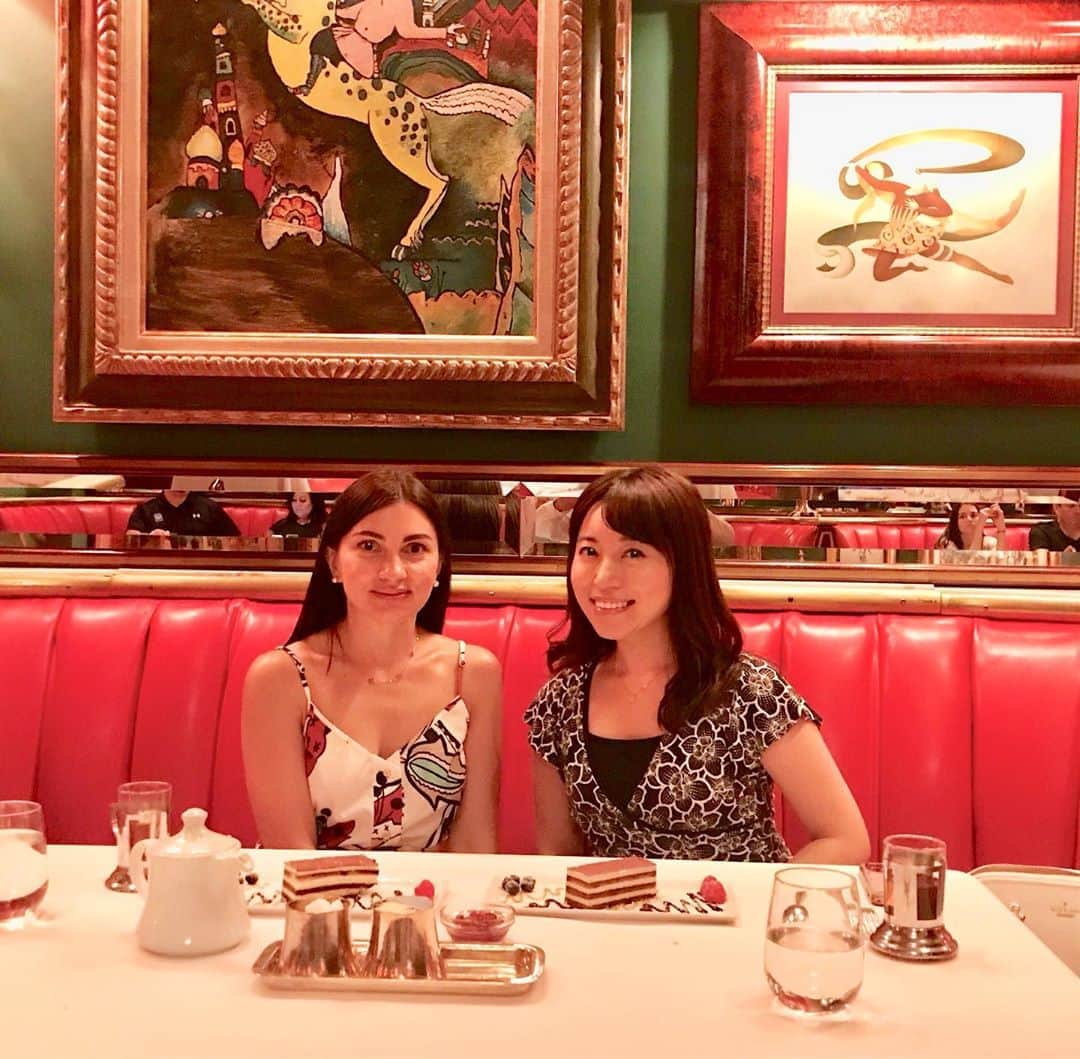 佐々木真奈美のインスタグラム：「Had an amazing dinner with @hanna_burlaka  紅茶にチェリージャム。ウクライナスタイルだそうな🍒 #ikigai #russiantearoom #russiancuisine #ukraine #newyork #dinner #beefstroganoff #buckwheat」