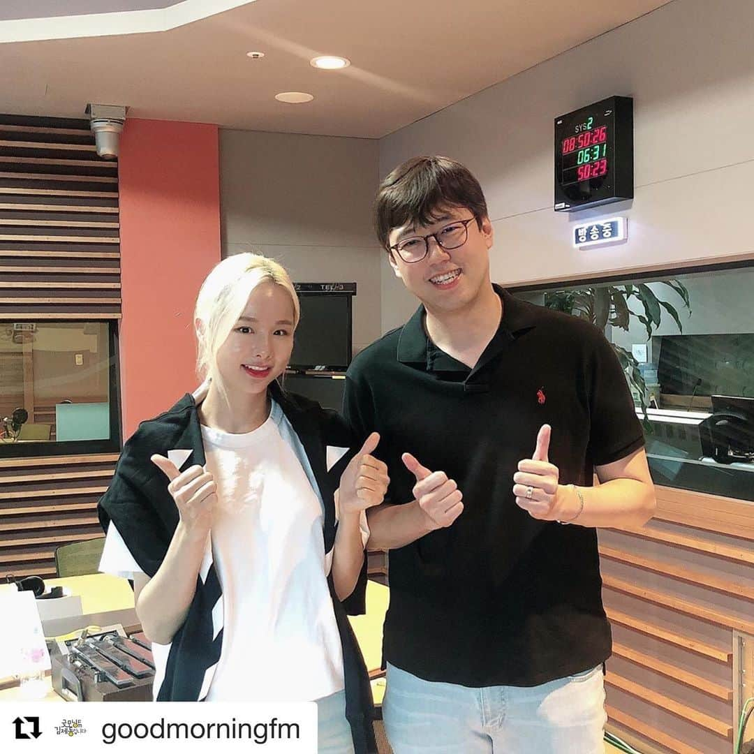 EXIDのインスタグラム：「#Repost @goodmorningfm ・・・ ⠀ 매주 아픈 형과 함께 하다가.... 신난다는 심용환 쌤!!! 🤣 ⠀ 치킨 때문이라고 변명해봅니다😏 치킨 최고~ 👍🏻 _ #굿모닝FM솔지입니다 #솔지 #솔디 #명랑한역사 #심용환 #역사 #치킨최고라쓰고_솔지최고라_읽는다🤣 ⠀」