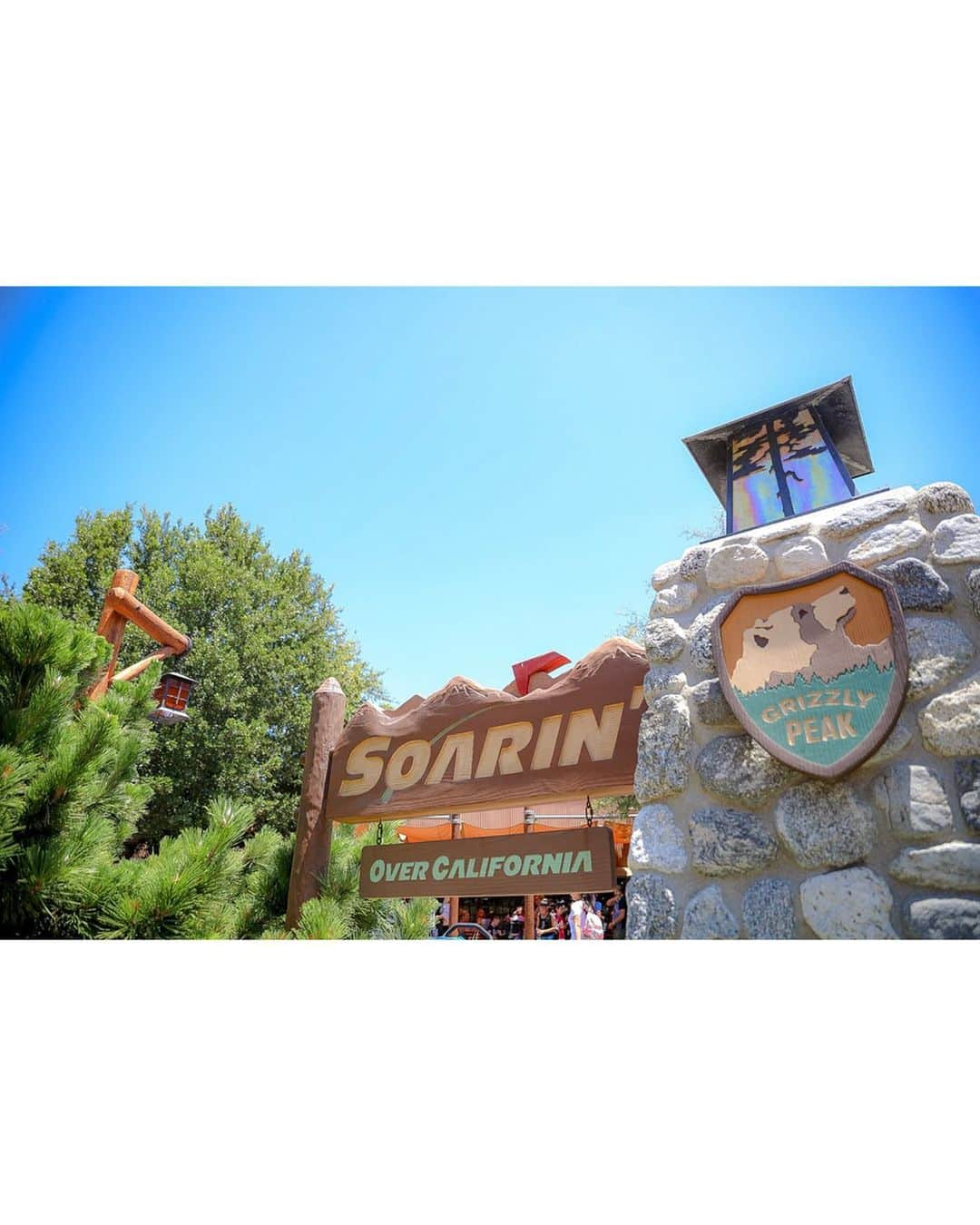 朝風れいさんのインスタグラム写真 - (朝風れいInstagram)「California Adventure🌴🎡🌴 ・ ・ ・ アナハイムのディズニーにはふたつのパークがあって、Disneylandと、もうひとつが、このCalifornia  Adventure Park！ ・ ・ ①②③④日本ではSeaにある、ストーリーテラーズ像が、ここにあります。若き日のウォルトとミッキー✨ ・ ⑤パーク入り口で…📷 実写版の映画に合わせてなのか、ライオンキングのアトモスフィアが熱いらしいく、パンフレットはライオンキング😍 ・ ⑥この景色が一番好き。ここに来たー！！って気持ちになる😍 日本では見られない景色ですね*ˊᵕˋ* ・ ⑦3年半前に来た時までは〝PARADISE PIER〟というエリアだったのですが、〝 PIXAR PIER〟に名前も中身もリニューアルしてました✨ Pixar映画の前後で、ジャンプしながら出てくる、〝i〟を潰すライト君がアーチのセンターにいるのが私のツボでした🤣 ・ ⑧日本では明日から？ソアリンという新アトラクションがオープンしますが、カリフォルニアアドベンチャーにもあるよー✈︎✨気持ちよくて大好きなアトラクション❤️ ・ ⑨⑩タワーオブテラーが、すっかり様変わりしてました。内装外装は生かしつつ、映画〝GUARDIANS OF THE GALAXY〟のアトラクションに… あの、アライグマ🦝が出て来る映画w このアトラクションがめちゃくちゃ楽しくて、４回は乗ったかな😂 ・ ・ MARVELもディズニー傘下になり、マーベルエリアが工事中🚧 何だか、正直違和感があります🙄 だって、スパイダーマンがパークにいるんだもん…🤔 文句言いつつ、実際出来上がったら、アトラクションとかも派手そうだし、楽しんじゃうんだろうけどwww ・ ・ ・ ちょっと一気に写真載せすぎて、長文になり失礼しました。 さて、月曜日！！ 一週間頑張りましょー✨（๑⃙⃘ˊ꒳​ˋ๑⃙⃘） ・ ・ ・  #anaheim #california #la #losangeles #anaheimdisney #disneylandcalifornia #disneyland #magickingdom #californiaadventure #アナハイム #カリフォルニア #ディズニーランド #アナハイムディズニー #カリフォルニアアドベンチャー #ilovedisney #disneygram#disneyinsta #canon #eos5dmarkiv #eos5dmark4  #ディズニーカメラ隊」7月22日 9時41分 - rei.wd