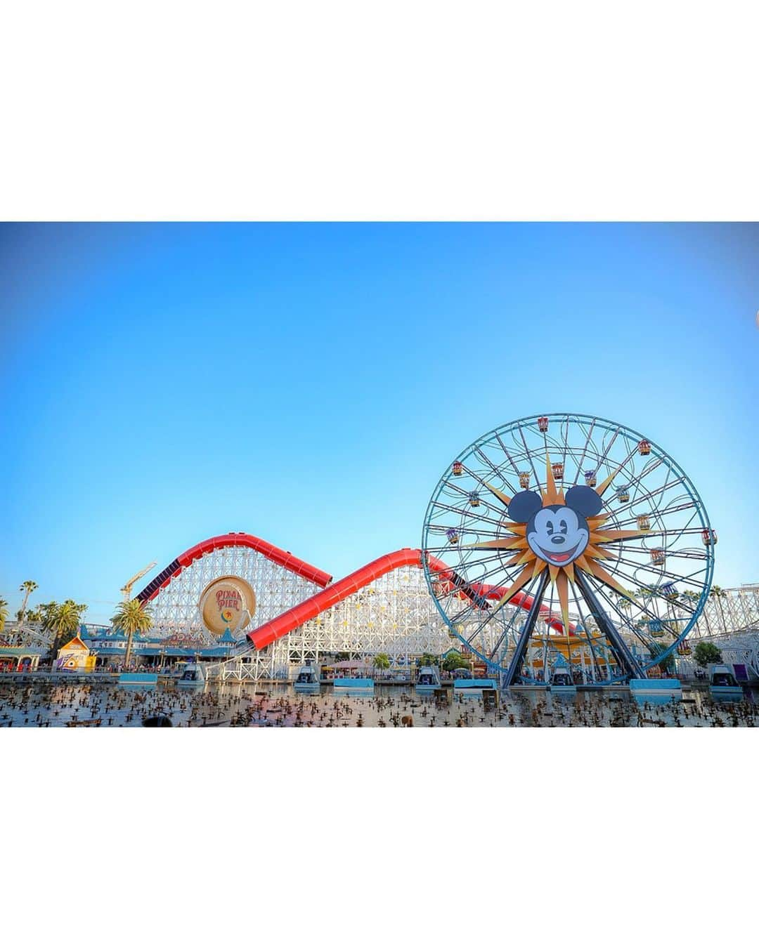 朝風れいさんのインスタグラム写真 - (朝風れいInstagram)「California Adventure🌴🎡🌴 ・ ・ ・ アナハイムのディズニーにはふたつのパークがあって、Disneylandと、もうひとつが、このCalifornia  Adventure Park！ ・ ・ ①②③④日本ではSeaにある、ストーリーテラーズ像が、ここにあります。若き日のウォルトとミッキー✨ ・ ⑤パーク入り口で…📷 実写版の映画に合わせてなのか、ライオンキングのアトモスフィアが熱いらしいく、パンフレットはライオンキング😍 ・ ⑥この景色が一番好き。ここに来たー！！って気持ちになる😍 日本では見られない景色ですね*ˊᵕˋ* ・ ⑦3年半前に来た時までは〝PARADISE PIER〟というエリアだったのですが、〝 PIXAR PIER〟に名前も中身もリニューアルしてました✨ Pixar映画の前後で、ジャンプしながら出てくる、〝i〟を潰すライト君がアーチのセンターにいるのが私のツボでした🤣 ・ ⑧日本では明日から？ソアリンという新アトラクションがオープンしますが、カリフォルニアアドベンチャーにもあるよー✈︎✨気持ちよくて大好きなアトラクション❤️ ・ ⑨⑩タワーオブテラーが、すっかり様変わりしてました。内装外装は生かしつつ、映画〝GUARDIANS OF THE GALAXY〟のアトラクションに… あの、アライグマ🦝が出て来る映画w このアトラクションがめちゃくちゃ楽しくて、４回は乗ったかな😂 ・ ・ MARVELもディズニー傘下になり、マーベルエリアが工事中🚧 何だか、正直違和感があります🙄 だって、スパイダーマンがパークにいるんだもん…🤔 文句言いつつ、実際出来上がったら、アトラクションとかも派手そうだし、楽しんじゃうんだろうけどwww ・ ・ ・ ちょっと一気に写真載せすぎて、長文になり失礼しました。 さて、月曜日！！ 一週間頑張りましょー✨（๑⃙⃘ˊ꒳​ˋ๑⃙⃘） ・ ・ ・  #anaheim #california #la #losangeles #anaheimdisney #disneylandcalifornia #disneyland #magickingdom #californiaadventure #アナハイム #カリフォルニア #ディズニーランド #アナハイムディズニー #カリフォルニアアドベンチャー #ilovedisney #disneygram#disneyinsta #canon #eos5dmarkiv #eos5dmark4  #ディズニーカメラ隊」7月22日 9時41分 - rei.wd