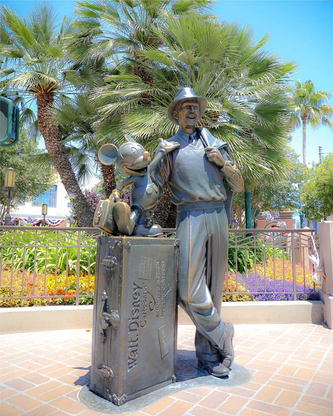 朝風れいさんのインスタグラム写真 - (朝風れいInstagram)「California Adventure🌴🎡🌴 ・ ・ ・ アナハイムのディズニーにはふたつのパークがあって、Disneylandと、もうひとつが、このCalifornia  Adventure Park！ ・ ・ ①②③④日本ではSeaにある、ストーリーテラーズ像が、ここにあります。若き日のウォルトとミッキー✨ ・ ⑤パーク入り口で…📷 実写版の映画に合わせてなのか、ライオンキングのアトモスフィアが熱いらしいく、パンフレットはライオンキング😍 ・ ⑥この景色が一番好き。ここに来たー！！って気持ちになる😍 日本では見られない景色ですね*ˊᵕˋ* ・ ⑦3年半前に来た時までは〝PARADISE PIER〟というエリアだったのですが、〝 PIXAR PIER〟に名前も中身もリニューアルしてました✨ Pixar映画の前後で、ジャンプしながら出てくる、〝i〟を潰すライト君がアーチのセンターにいるのが私のツボでした🤣 ・ ⑧日本では明日から？ソアリンという新アトラクションがオープンしますが、カリフォルニアアドベンチャーにもあるよー✈︎✨気持ちよくて大好きなアトラクション❤️ ・ ⑨⑩タワーオブテラーが、すっかり様変わりしてました。内装外装は生かしつつ、映画〝GUARDIANS OF THE GALAXY〟のアトラクションに… あの、アライグマ🦝が出て来る映画w このアトラクションがめちゃくちゃ楽しくて、４回は乗ったかな😂 ・ ・ MARVELもディズニー傘下になり、マーベルエリアが工事中🚧 何だか、正直違和感があります🙄 だって、スパイダーマンがパークにいるんだもん…🤔 文句言いつつ、実際出来上がったら、アトラクションとかも派手そうだし、楽しんじゃうんだろうけどwww ・ ・ ・ ちょっと一気に写真載せすぎて、長文になり失礼しました。 さて、月曜日！！ 一週間頑張りましょー✨（๑⃙⃘ˊ꒳​ˋ๑⃙⃘） ・ ・ ・  #anaheim #california #la #losangeles #anaheimdisney #disneylandcalifornia #disneyland #magickingdom #californiaadventure #アナハイム #カリフォルニア #ディズニーランド #アナハイムディズニー #カリフォルニアアドベンチャー #ilovedisney #disneygram#disneyinsta #canon #eos5dmarkiv #eos5dmark4  #ディズニーカメラ隊」7月22日 9時41分 - rei.wd