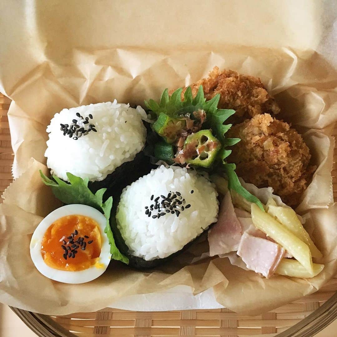 ecruのインスタグラム：「2019/07/22 (mon) 今週も、早起きしてお弁当作りから始まりました。 昨日は、久しぶりにお肉屋さんでコロッケ(生)を買えたので、おにぎり&コロッケのお弁当に。 ・ #gonben #お弁当 #obento #bento #lunch #lunchbox #food #foodpic #foodphoto #ごん弁当 #instafood #instagood #yummy #love #japan #japanesefood #大学生弁当 #thankyou #onthetable #日々 #暮らし #お弁当記録 #ランチボックス  #使い捨て弁当箱」