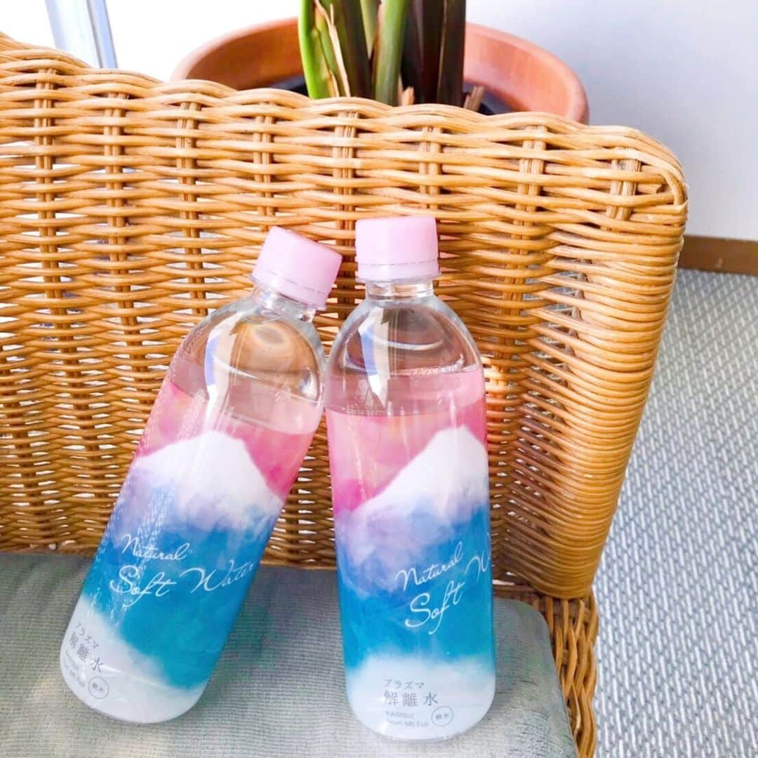 amiさんのインスタグラム写真 - (amiInstagram)「I drank delicious water ． 前回もご紹介した お気に入りの解離水🍸💕 ジムのプールにて👙 ． すごく飲みやすくて、この時期には 毎日持ち歩いています♡ @plasma_kairisui ． このお水、細胞に水分を届ける事で 身体の内側からエイジングケアを してくれるんだそう🥺 ． これからの時期、熱中症 予防にも是非活用していきたい ですฅˆ•ﻌ•ˆฅ♬*゜ ． ママさんは特にお子様の 熱中症、気をつけてくださいね😢☀️ ． ． #プラズマ解離水#細胞を潤す水#解離水 #お肌にうるおい#乾燥肌#熱中症#お水#水分#エイジングケア#熱中症対策#熱中症予防#水分補給#ナチュラルローソン#細胞#美肌#健康#美活#かわいい ．」7月22日 9時45分 - amikuma1219