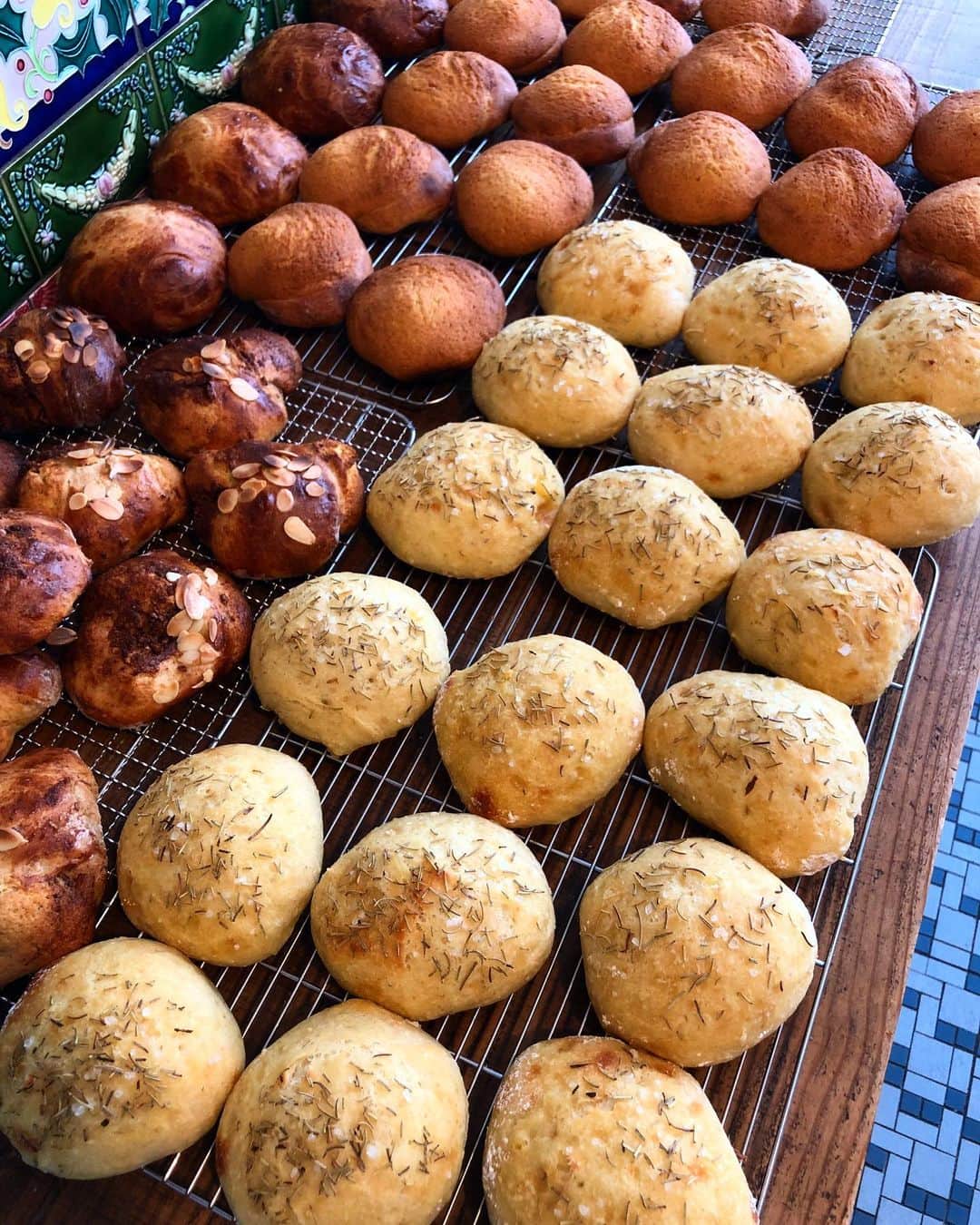 CHIPPRUSONのインスタグラム：「【 通販パンセット突然便 】  ただいまより本日発送のおまかせパンセット受け付けします🍞  http://chippruson.theshop.jp/」
