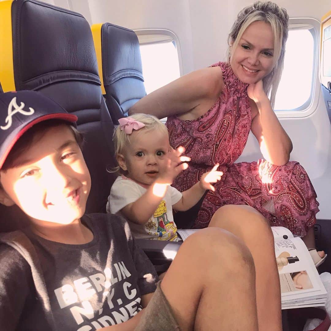 Eliana Michaelichin Bezerraのインスタグラム：「Mamãe babona passando por aqui para agradecer a maravilhosa audiência do programa! Obrigada meus amores por tanto carinho comigo, minha família e a competente equipe que me acompanha há 10 anos no SBT. Estamos viajando mas desejando a todos aí do Brasil, uma semana abençoada! Beijo na família 💋💕#eliana #programaeliana  #maedemenino #maedemenina #obrigadadeus  #thankgod #mariapassanafrente #vicelider」