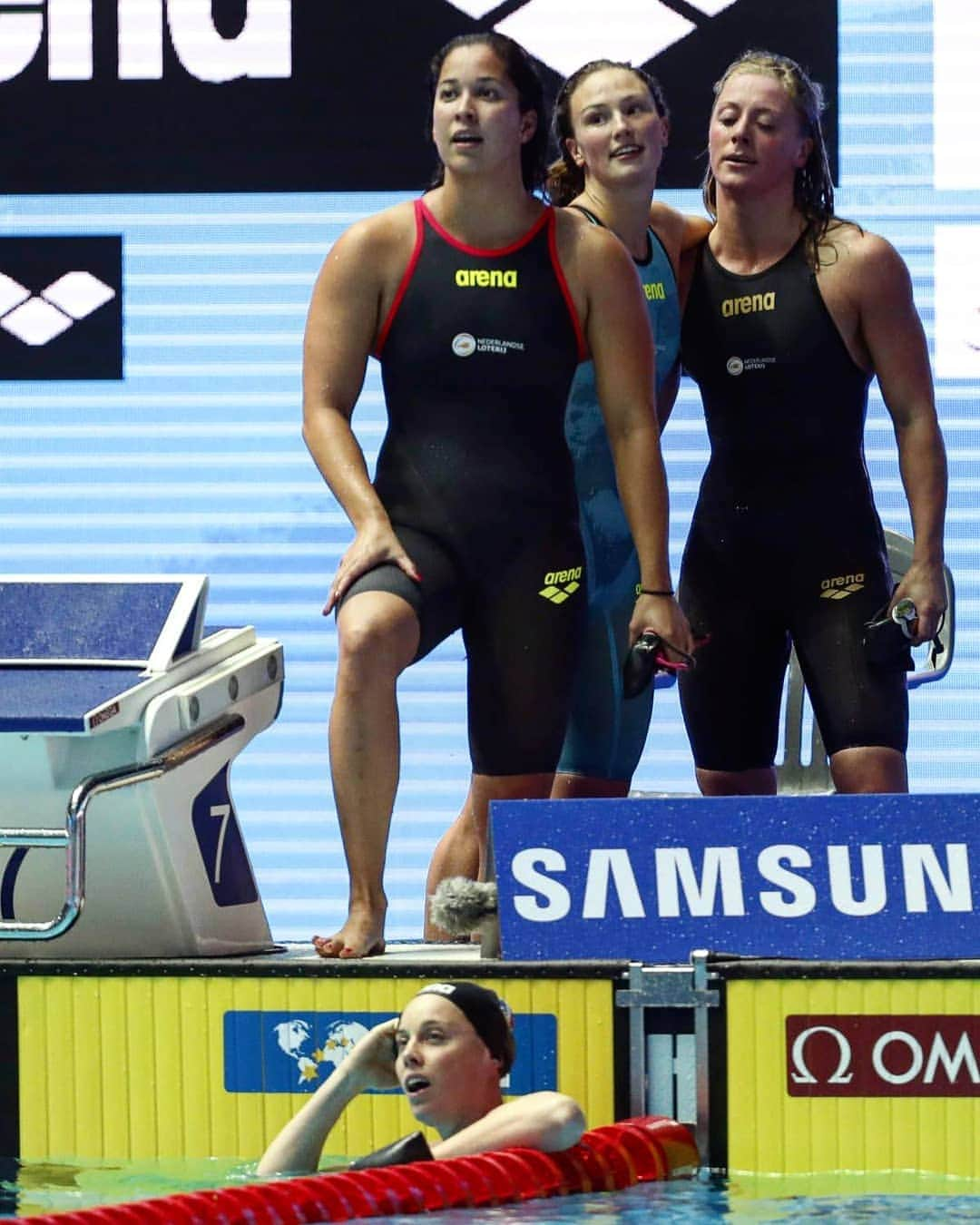 フェムケ・ヘームスケルクのインスタグラム：「Teamwork makes the dream work. 👭👭 It may not have worked out last night, but I still believe in our potential and in our team 🇳🇱🦁❤️ Thank you for all your support!! . . . #TeamNL #Relay #Gwangju2019 📸 : @simonecastrovillari」