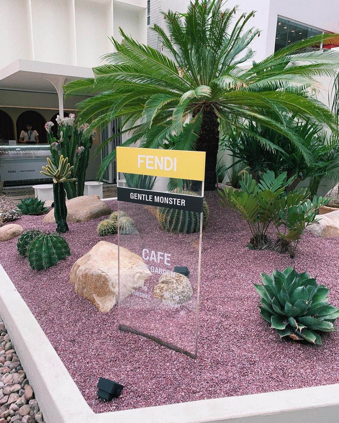 sayocoのインスタグラム：「FENDI × GENTLE MONSTER 🕶🌵💞 ・ ・ 期間限定のカフェ🇰🇷 FENDIのロゴのアイス美味しい&可愛かった🍦❤️ ・ ・ #fendi#gentlemonster#sayo_trip #韓国旅行#가로수길」