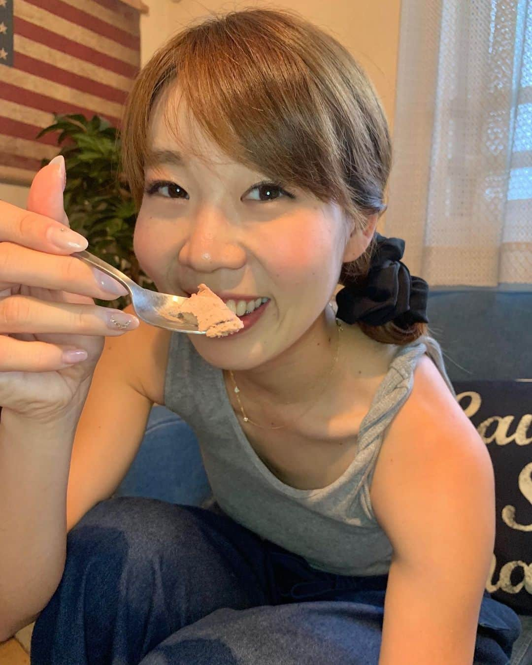 中橋舞さんのインスタグラム写真 - (中橋舞Instagram)「. 今日はno run day🏃‍♀️ お三時にアイス食べた❤️ 最近１日１アイス🍨 #アイスを愛す ❤️ . . 糖質70%オフしたアイス @isupreme_jp  チョコレート味で🍫めちゃウマ❤️ #ギルトフリースイーツ #低糖質アイス 大きなパックだから毎日少しずつ食べる🙆‍♀️ #三度の飯よりチョコが好き . . 肩がねじねじのタンクトップはおnewだよ❤️ ねじれてるんじゃなくってデザインだよ✨ ねじれてて肩がちょいと華奢に見える◎ ----------------------------------- ＊tops #happyexp #happy急便 @happy.exp_by.veritajp . ＊pants #gu @gu_global . . #ランニング女子 #アイス #アイス大好き #ギルトフリーアイス」7月22日 21時04分 - mai_nakahashi