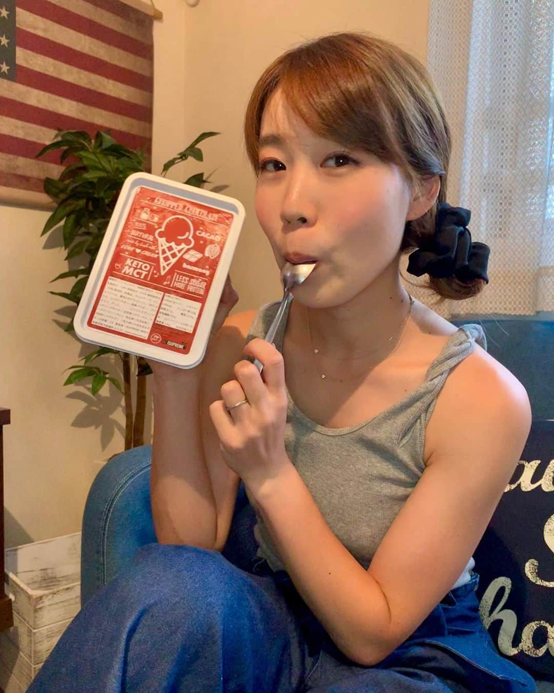 中橋舞さんのインスタグラム写真 - (中橋舞Instagram)「. 今日はno run day🏃‍♀️ お三時にアイス食べた❤️ 最近１日１アイス🍨 #アイスを愛す ❤️ . . 糖質70%オフしたアイス @isupreme_jp  チョコレート味で🍫めちゃウマ❤️ #ギルトフリースイーツ #低糖質アイス 大きなパックだから毎日少しずつ食べる🙆‍♀️ #三度の飯よりチョコが好き . . 肩がねじねじのタンクトップはおnewだよ❤️ ねじれてるんじゃなくってデザインだよ✨ ねじれてて肩がちょいと華奢に見える◎ ----------------------------------- ＊tops #happyexp #happy急便 @happy.exp_by.veritajp . ＊pants #gu @gu_global . . #ランニング女子 #アイス #アイス大好き #ギルトフリーアイス」7月22日 21時04分 - mai_nakahashi