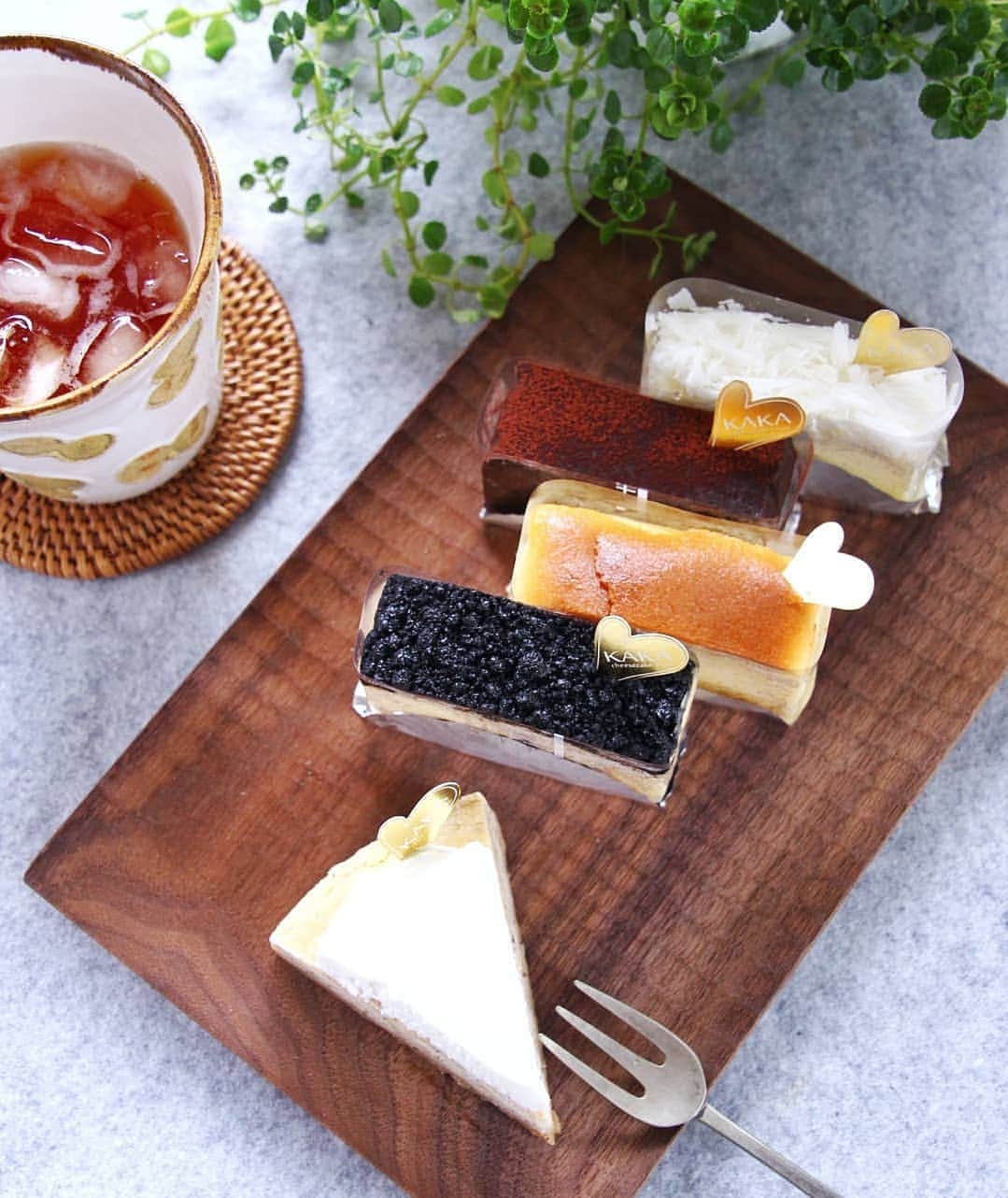 Satomiさんのインスタグラム写真 - (SatomiInstagram)「. 2019.7.22* . あっという間に週末も終わって、また月曜日。 そして夏休みに入りましたね🍉 先週実家へ行っていたのが、何だかもう随分前のことのように感じます。 . 実家からの帰り、セーラちゃん @se_ra0227 と遊んでもらいました♪ . 優しいセーラちゃん、もう至れり尽くせりで、私幸せで天に昇るかと思ったわ✨ 器屋さんにパン屋さん、雑貨屋さんに連れていってくれた上に、色違いのカップをプレゼントしてくれました🎁 どこまでキュンとさせてくれるのー‼️ 一生大切にするから❤️ 帰ってから、毎日毎日使ってます。 . ランチのお店も予約してくれて、オシャレなお店で美味しいランチをいただきました🍽️ でも、盛り上がって話したのは、お墓の話と生命保険って大事やねーって話。 ほぼその話！(笑) でも自粛を求められなかったので、周りには迷惑かけてないと思う😁 . 帰りにチーズケーキ専門店へも連れていってもらいました。 子どもたちのお土産に～って。 女神のようなセーラちゃん、今度は広島で横断幕掲げて大歓迎するから！！ セーラちゃんラブ❤️の娘と一緒に、そしてもちろんあびちゃん @abimaru7 も一緒に待ってる✨ 早くおいでー😆 たくさんの愛をありがとう。 . セーラちゃんにいっぱい元気をもらって、別れ際涙が出ました😭 セーラちゃんがもらい泣きするから、涙が止まらんかと思ったわ。 いやぁね、オバチャンは。 すぐ泣く。(笑) . 帰りの新幹線の中で、色んなことを思い出して、そしてまた色んなことに思いを巡らせて、また涙💧 混んでなくてよかったわ。 セーラちゃんが最後にくれたデッカイ保冷剤をタオルに包んで顔を冷やしました。 それにしても、デッカイ保冷剤やなぁとマジマジと見ると、今度は笑いが込み上げてきて、もう完全に変な人やん！ 周りに人がいなくて助かりました😅 . 友達ってありがたいなって何度も思ったこの日、幸せでした。 . . #おでかけ #さとみんとセーラ . . #福岡 #チーズケーキ #マツパン #福岡パン屋 #ランチ #スヴェイルファニチャー  #器 #くぼともこ #フーディーテーブル #kaka #amble  #theroots #symblanc #cheesecake #lunch #wp_deli_japan #igersjp #lin_stagrammer #foodstagram . . . .」7月22日 21時04分 - satomi614