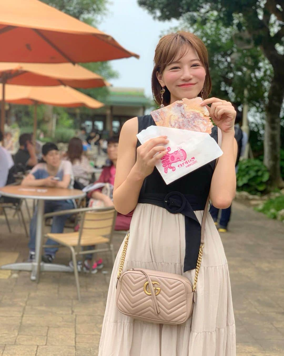 石井里奈さんのインスタグラム写真 - (石井里奈Instagram)「こんばんは☺️💕 . 今朝の投稿に引き続き、今夜は里奈ログ@江ノ島編🏖🐳 . 江ノ島で有名なグルメといえば、しらす丼だけかと思ってたけど、実は行列できるほど人気な食べ物が🥺 . あさひ本店のたこせんべい🐙🍘 . 注文してから本物のたこを生地と一緒にプレスして作られるできたてせんべい🍘 . 渡された時もあつあつ🤭🐙 . パリッとしててとっても美味しかった🥺❤️ . 雨降るかなと思ってたけど江ノ島周遊してる時は降らなくて🙆‍♀️お花畑も海も鍾乳洞的な洞窟も路上のマジックも探検しながら色々あって本当楽しめました🐙💕 . ぜひこれから夏なのでぜひ遊びに行ってみてね☺️🏖 . #江ノ島 #江ノ島グルメ #江ノ島観光 #湘南 #海 #ビーチ #beach #たこせんべい #あさひ本店 #江ノ島海岸 #ドライブ #ドライブデート #夏休み #食べ歩き #りなまるグルメ #summervacation #japanesefood #せんべい #たこ #octopus #summer #海岸 #🐙 #夏コーデ #マキシワンピ #ご当地グルメ #グルメ旅」7月22日 19時40分 - ri7tin1025