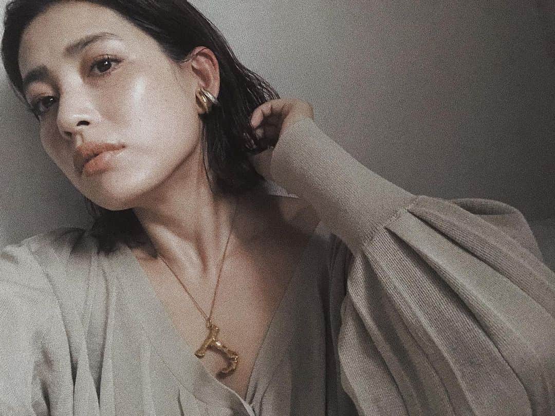 JUNNAのインスタグラム：「ear cuff シルバーとゴールド一緒につけるの👍  #only #saskiadiez #リップカラ#celvoke 27番 #お気に入りコスメ #earcuff #イヤーカフ #2019etreaw」