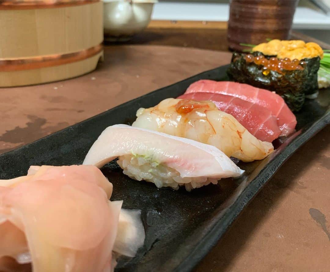 金廣真悟さんのインスタグラム写真 - (金廣真悟Instagram)「. お寿司を握ってみましたー！ 赤酢と生ワサビはとても良い感じ。 シャリの炊き方は次回改善の余地あり。  今週のライブはircleの河内との久しぶりの合同企画。仙台と渋谷の2daysやります！ お待ちしてまーす。 【やさしさに包まれたなら】 ＜出演＞ ●#金廣真悟 (#グッドモーニングアメリカ ) ●#河内健悟 (#ircle )  7/25(木)仙台HIGHBURY OPEN 19:00 / START 19:30 前売 ¥3,000（D代別 ¥600） ＜チケット予約＞ ・メール予約(info@highbury.jp)  7/26(金)渋谷o-nest OPEN 18:30 / START 19:00 前売 ¥3,000（D代別 ¥600） ＜チケット予約＞ ・e+ (https://eplus.jp/sf/detail/2977240001-P0030001) ・O-nest店頭  #金廣メシ」7月22日 19時37分 - shingo_kanehiro
