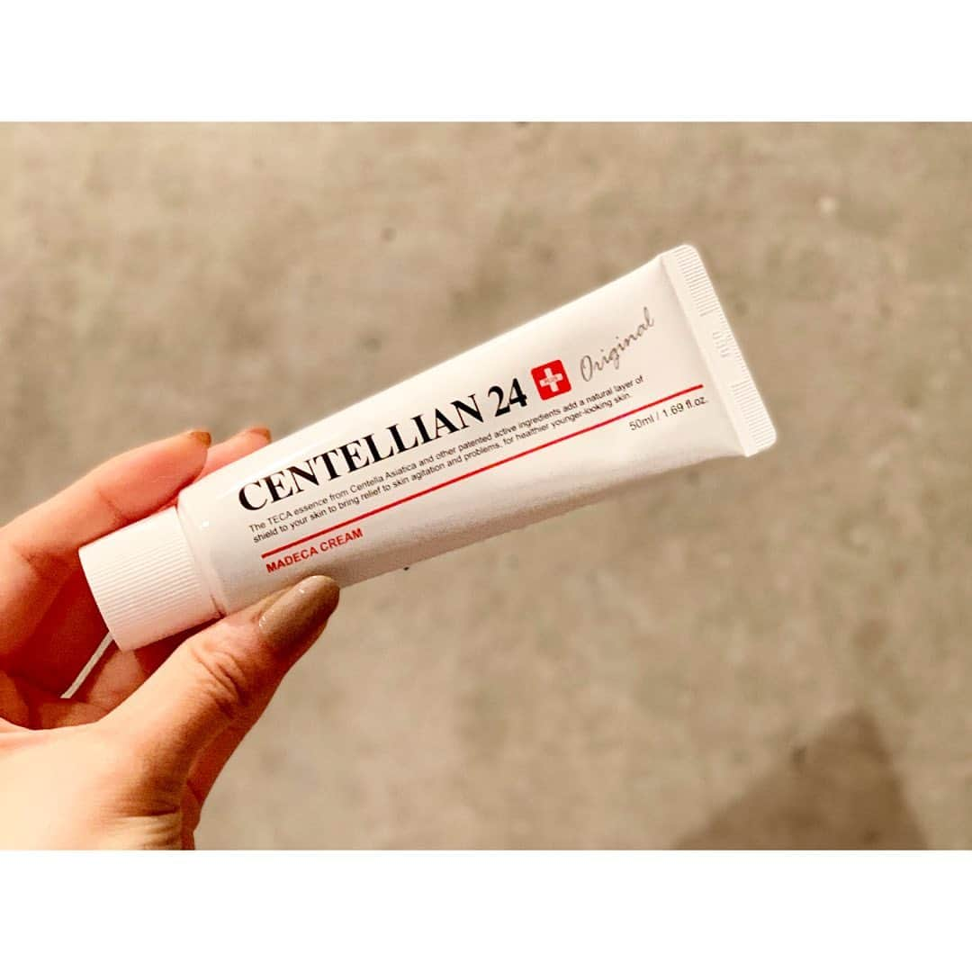 中田奈沙さんのインスタグラム写真 - (中田奈沙Instagram)「MADECA CREAM🏥 @centellian24 @hyanya0405 に韓国で買ってきてもらった CENTELLIAN24（センテリアン24）の マデカクリーム❤️❤️ * 韓国の製薬会社「東国製薬」のスキンケアブランドで、 ブランド名に入っている24は、 「24歳のような若くて健康な肌へ 若返らせるという夢を実現させるために」 という意味だそう。 10歳も若返っちゃうよ🤩笑 * 損傷したお肌のケアと鎮静化、保湿力など、 TECAという東国製薬の技術で抽出した成分が お肌のキメを整えてくれます✨ * 美容に詳しいひゃんたんには いつも教えてもらうことばかり🥰 * * #centellian24 #centellian24madecacream #madecacream #skin #skincare #cosmetics #beauty #instabeauty #kcosmetics #koreancosmetics #korea #teca #beautycare #センテリアン24 #マデカクリーム #センテリアン24マデカクリーム #韓国コスメ #美容 #コスメ #再生クリーム #美肌 #肌 #スキンケア #美容アイテム #韓国 #東国製薬 #肌再生」7月22日 19時49分 - nasa_nakada