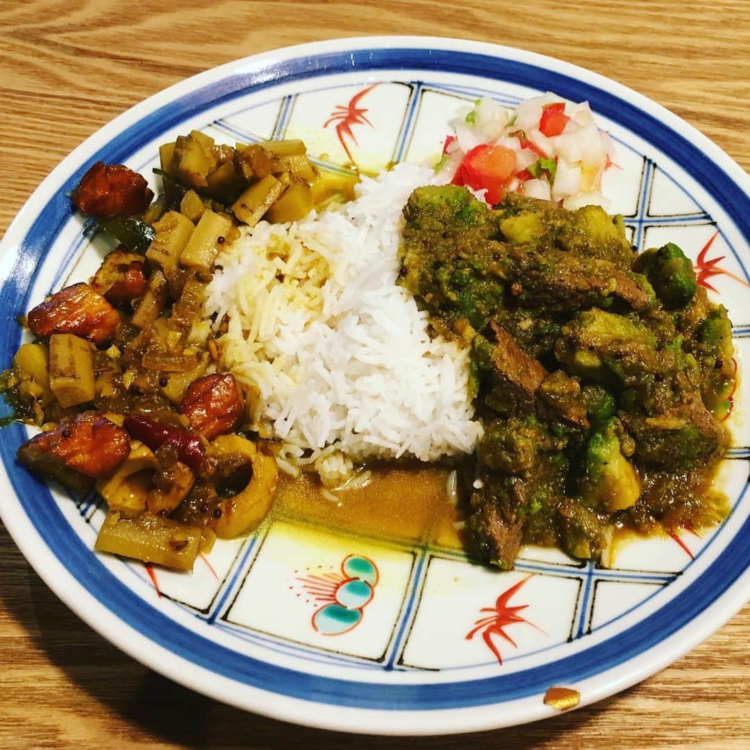 トータス松本のインスタグラム：「左がちくわとごぼうのカレー、右は牛肉とアボカドのカレー。なので右上はサルサソース。ちくわのカレーおいちくないかと思いきや、あれれー？ #変なカレー #ちくわとごぼう #悪くない #牛肉とアボカド #これはいける #メキシカン #まだやるぞ」