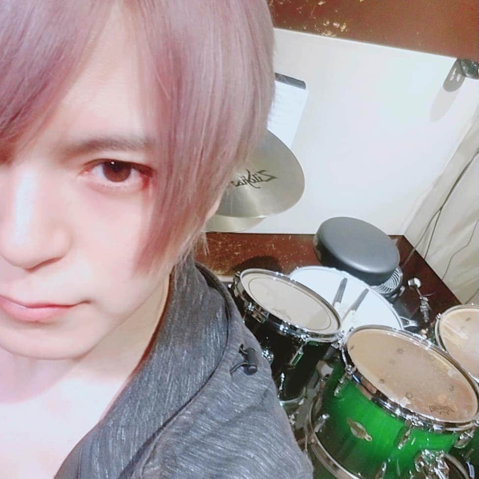 Yusukeさんのインスタグラム写真 - (YusukeInstagram)「スタジオ個人練習～！(今日も着替え忘れた)  #スタジオ #個人練習 #ドラム #drums  #yusuke #hero」7月22日 19時47分 - hero_yusuke