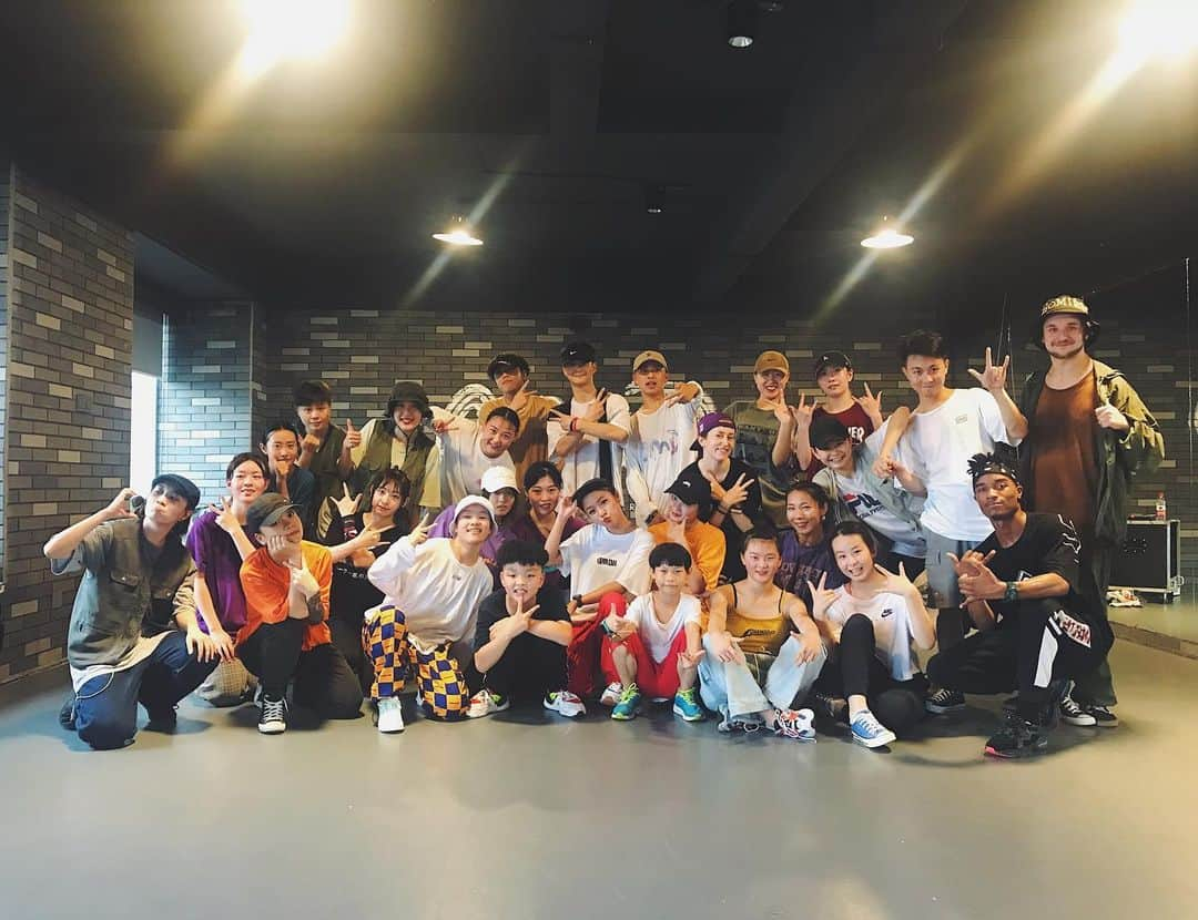 Rioさんのインスタグラム写真 - (RioInstagram)「📍成都市 Chengdu Day1 🇨🇳🌐 Thank u for coming to my class !! I sweated a lot with everybody🌀had a good time♡ いい人ばっかり👏たのぴ👏 あとWS 9本にバトル頑張ります…！See u tmrw #rioflake0107 #CATERPY #SupportbyFILA」7月22日 19時57分 - rioflake0107