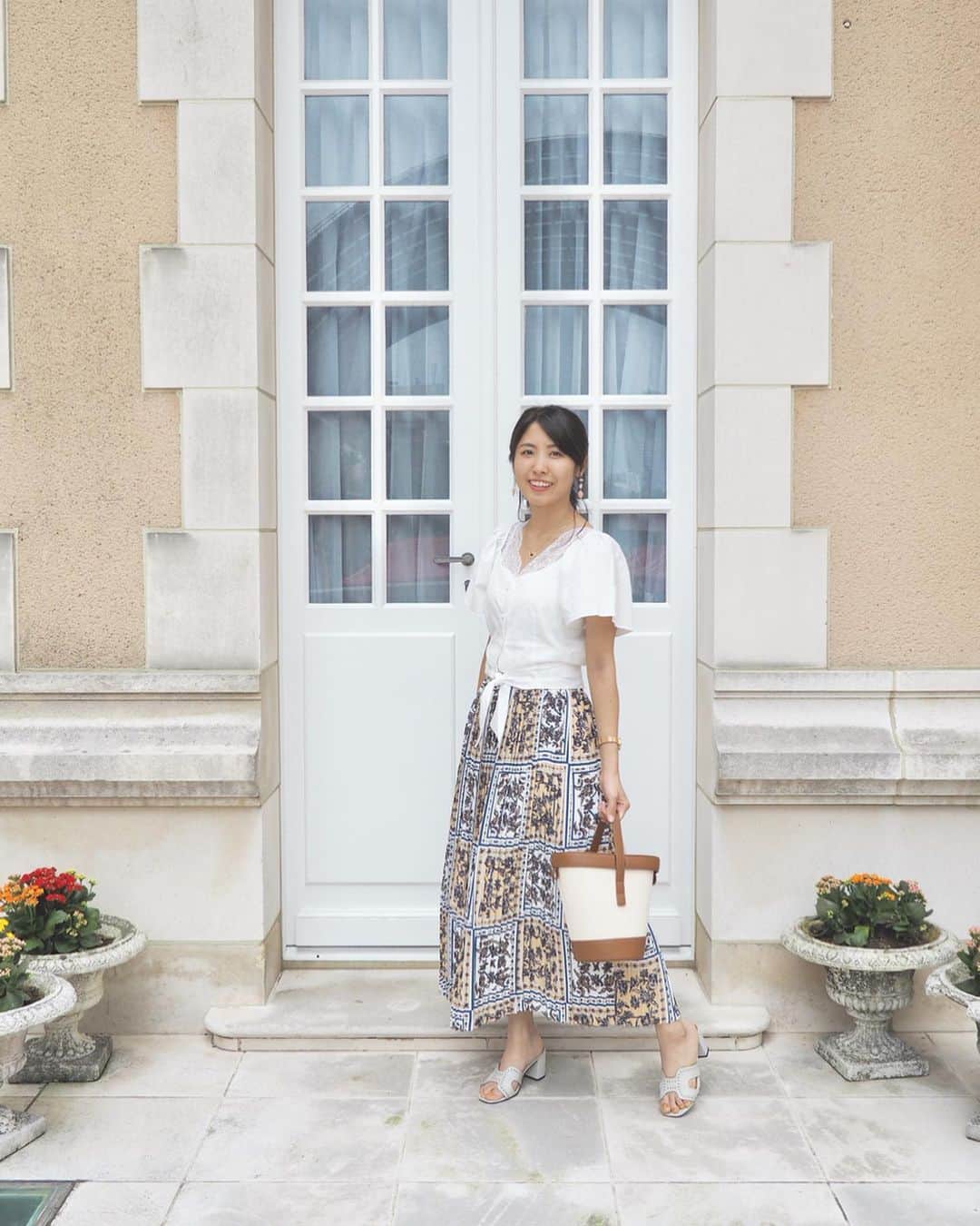 のインスタグラム：「#休日コーデ 👒 昨日はお気に入りのスカートで出かけました🥳🧡 . . ロングスカートの時は ヒールを合わせて トップスは短めにして バランス良く見えるようにします🥳🥳 . . デコルテが開く服を着る時は インナーをレース等可愛いものに🥰💕 夏らしくスッキリポニーテールでまとめました👼  ネックレスは 隠れミッキーならぬ 隠れミニーちゃん*⑅୨୧  ୨୧⑅* . . 今週の半ばから晴れて暑い日がやってきそうですね～🥰 夏がたのしみ🥳 . . #コーデ#coordinate #fashion#ファッション#私服#ハイウエスト#サンダル#バスケット  #ロングスカート#白ブラウス#ブラウス #レーストップス #ポニーテール#ポニーテールアレンジ  #ootd#きょコ  #soglia#GRL#japanesegirl #恵比寿#恵比寿ガーデンプレイス  #swarovski #ヘアアレンジ#hairarrange #こやゆりコーデ」
